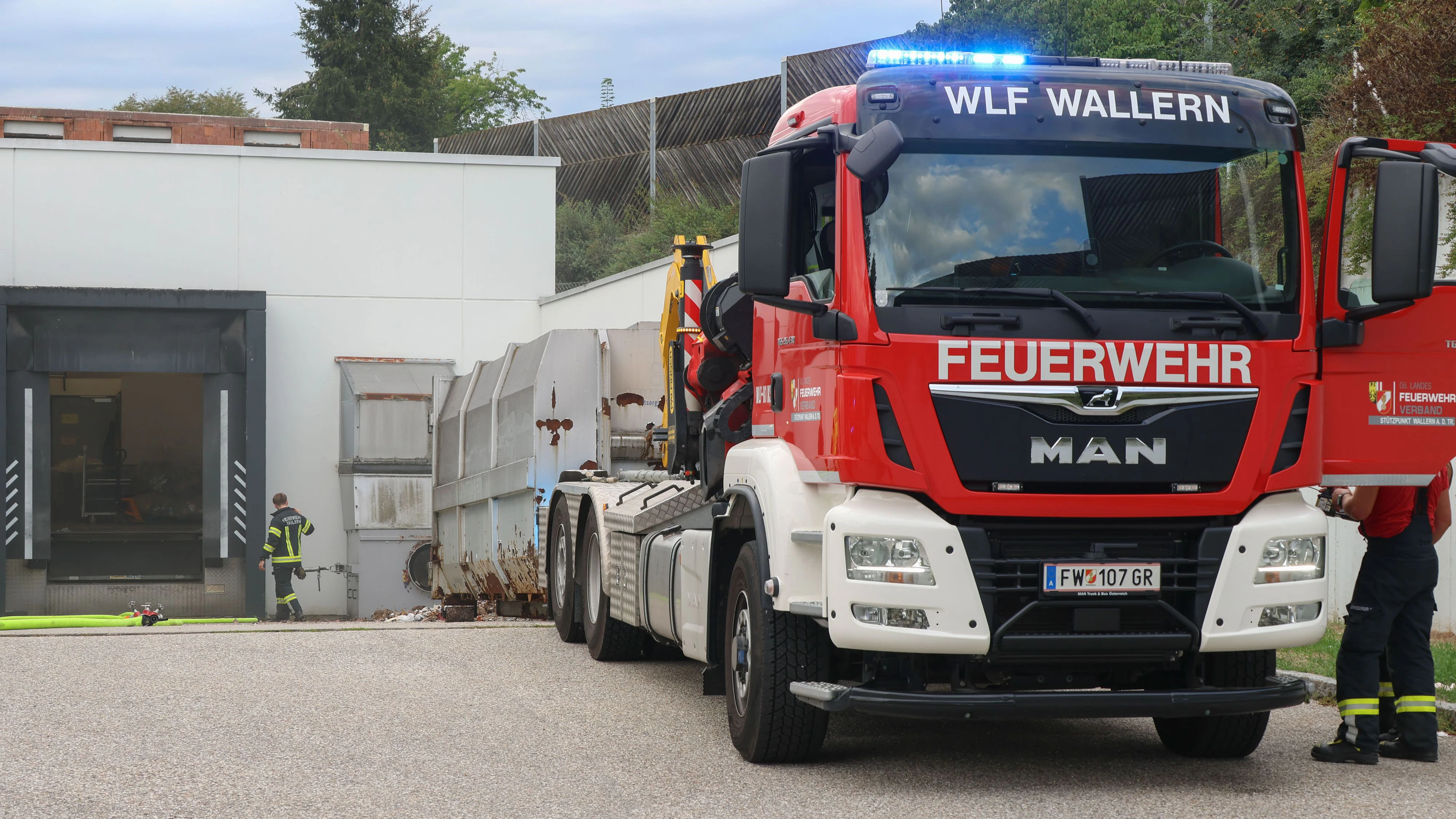 Die Feuerwehr schaffte den brennenden Container mithilfe eines Fahrzeugs weg.