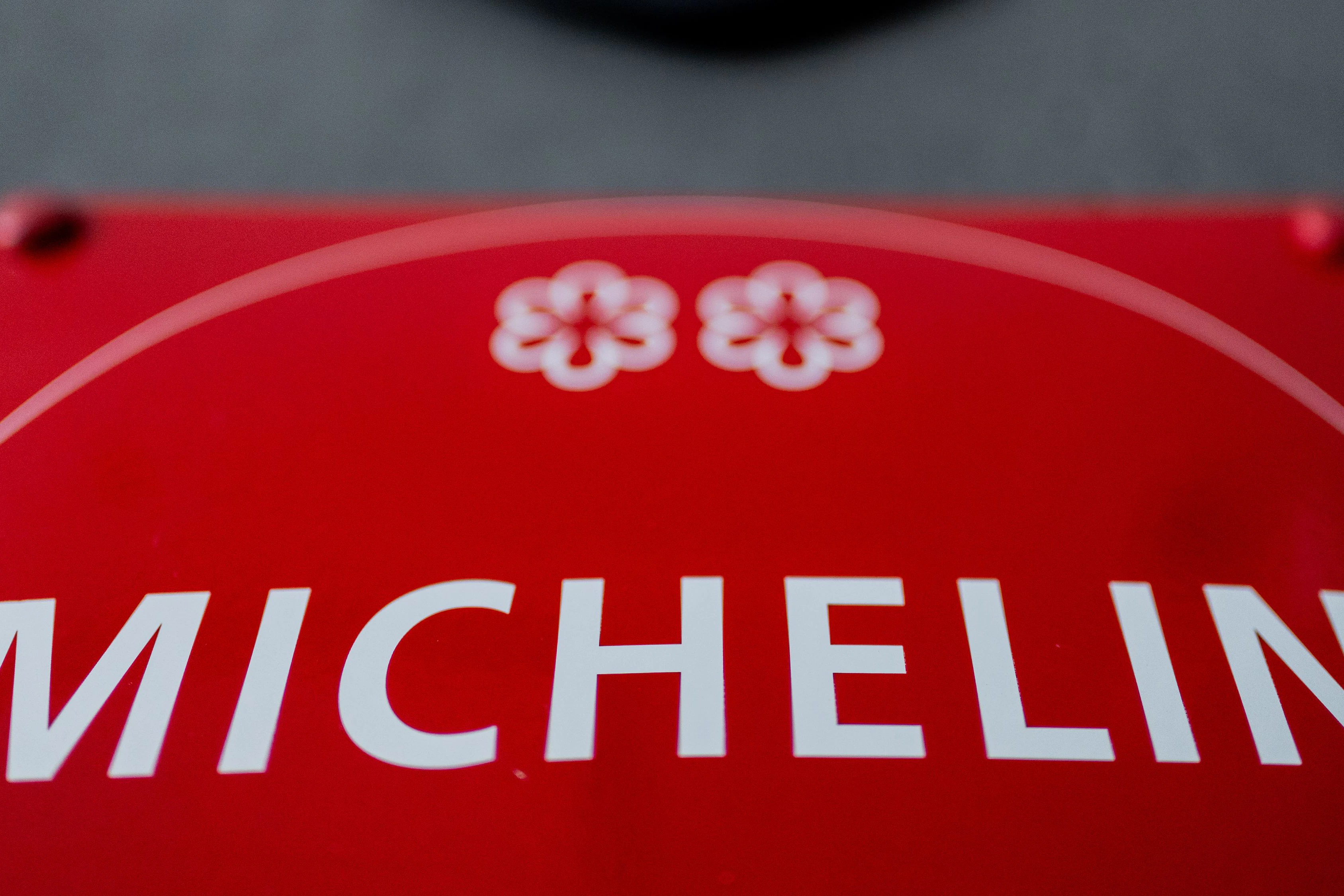 Die – eher wie Blumen aussehenden – Michelin-Sterne sind nach wie vor die härteste Währung im Gourmet-Business, geraten aber zunehmend unter Druck