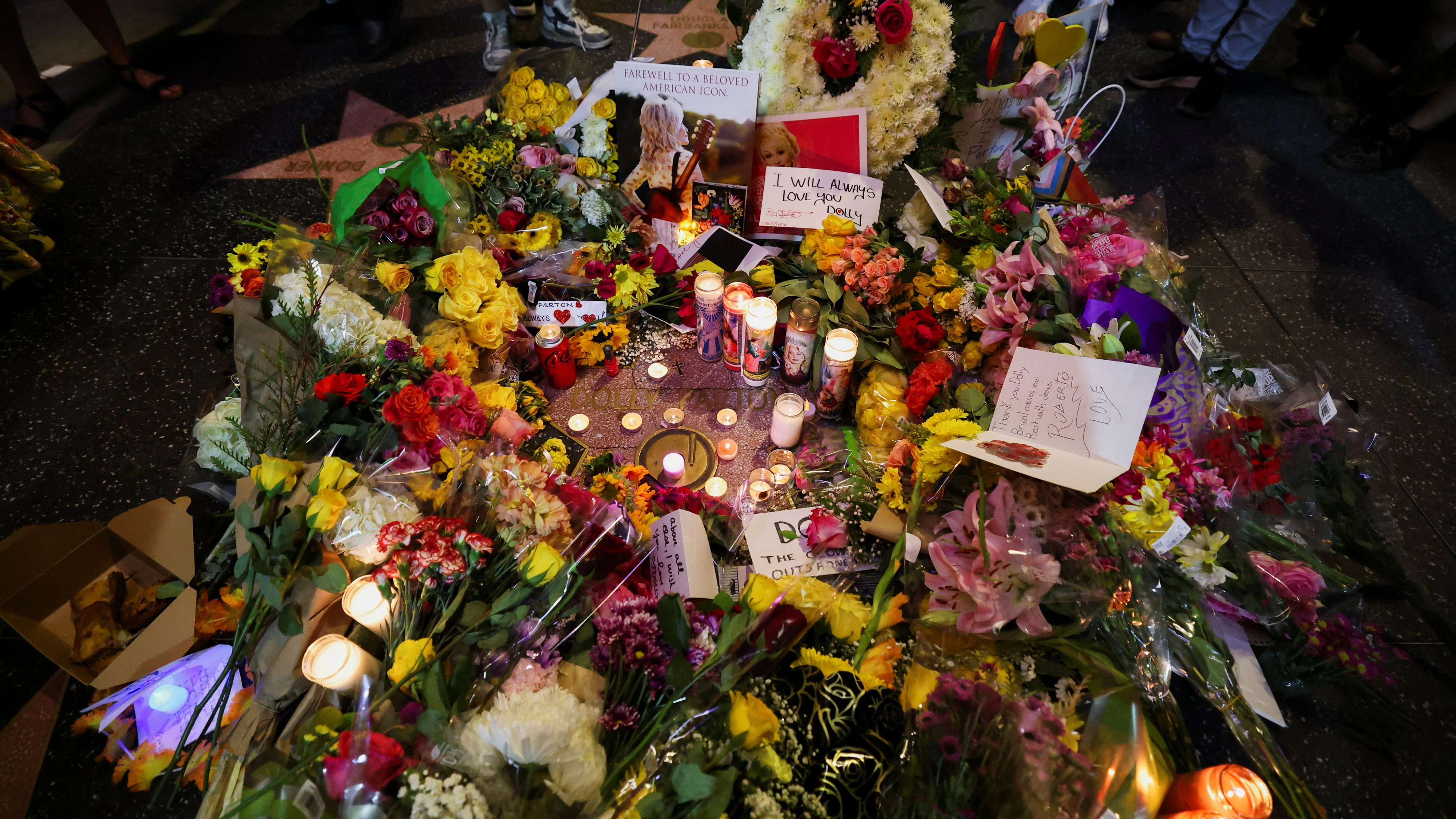Am Todestag von Dolly Parton legten zahlreiche Fans Blumen und Kerzen an ihren "Walk of Fame"-Stern.
