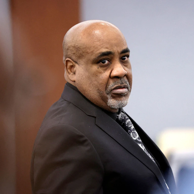 Fast 30 Jahre nach dem Tod des Rappers Tupac Shakur ist nun der Chef einer mit dem Opfer verfeindeten Gang wegen Mordes schuldig gesprochen worden. Der heute 63-jährige Duane 'Keffe D' Davis hatte sich zuvor in Interviews und in seinen Memoiren selbst belastet.