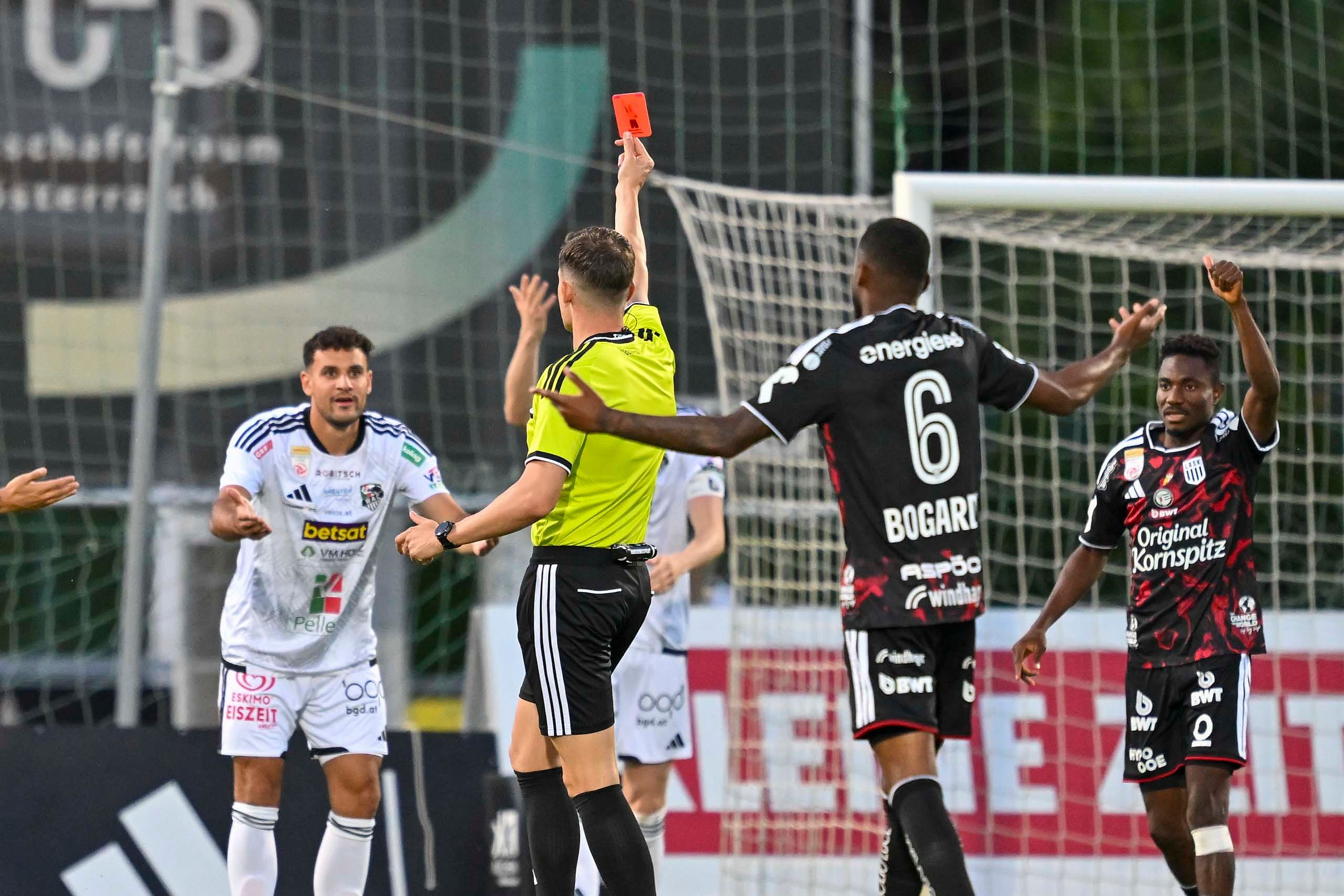 Raffael Behounek kassierte gegen den LASK früh die Rote Karte. 