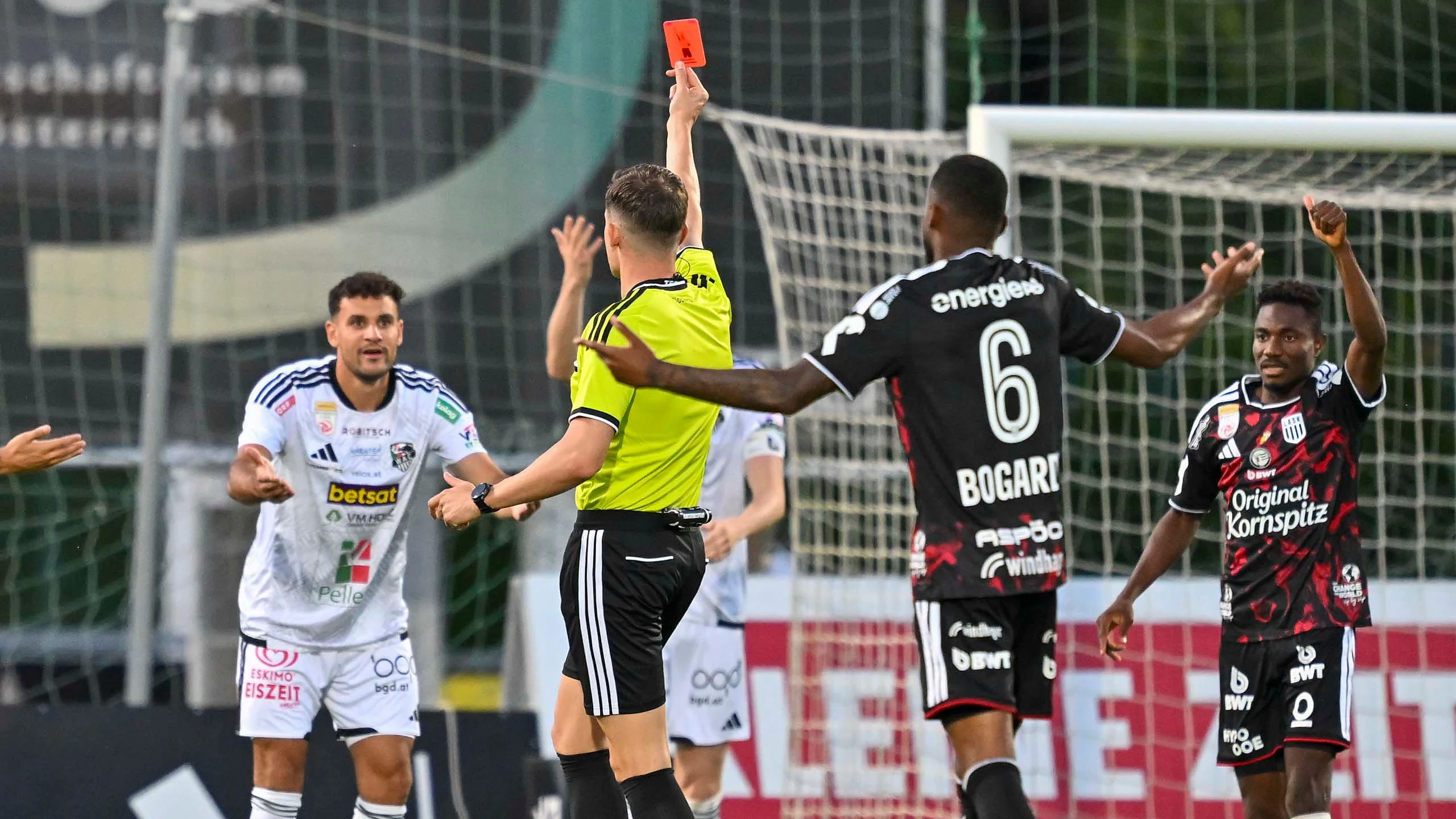 Raffael Behounek kassierte gegen den LASK früh die Rote Karte. 