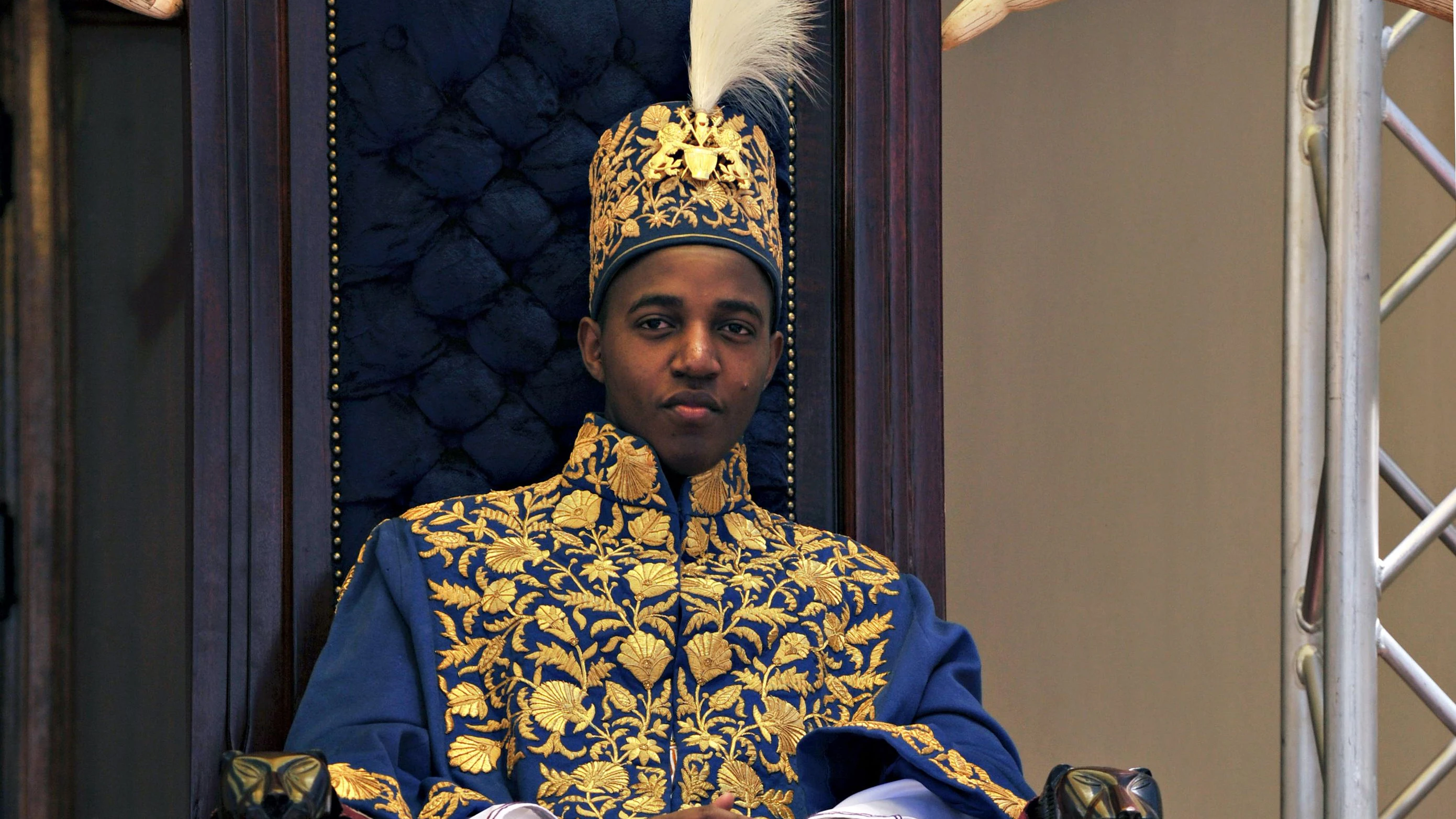 König Oyo Nyimba Kabamba Iguru Rukidi IV. wurde am 17. April 2010 im Palast mit Blick auf seine Hauptstadt Fort Portal zum Oberhaupt des Königreichs Toro gekrönt. Der junge König hatte den Thron bereits im Alter von drei Jahren offiziell bestiegen, als sein Vater 1995 an einem Herzinfarkt starb, doch die Krönung findet erst mit Erreichen der Volljährigkeit statt. Der junge Mann galt als Fan von Jay Z und Arsenal, musste in seiner Rolle als König aber Trommeln schlagen und Speere segnen – ein Spannungsfeld, das heute aus der Zeit gefallen wirkt.