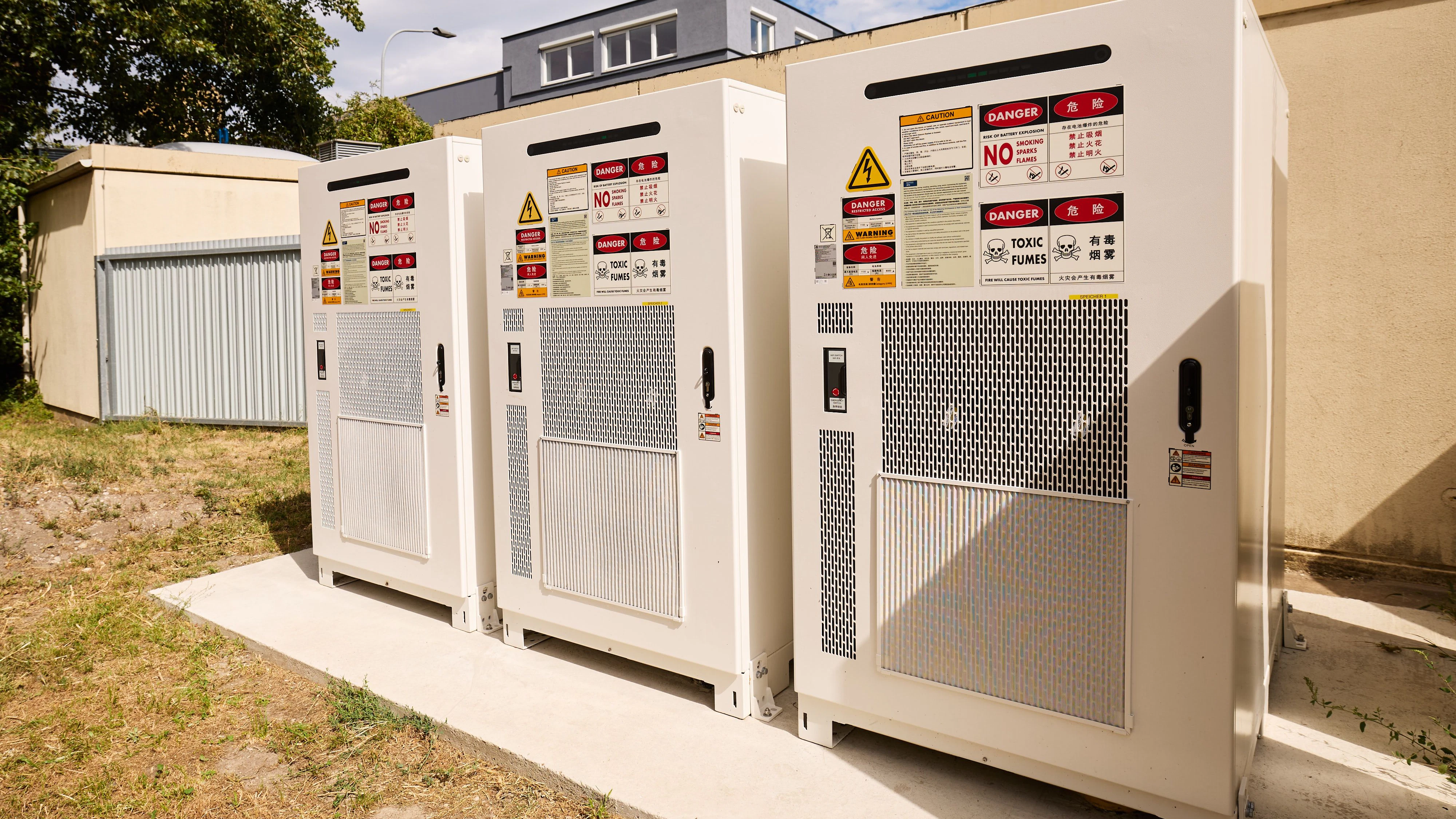 Der neu errichtete Batteriespeicher speichert überschüssige Energie direkt vor Ort.
