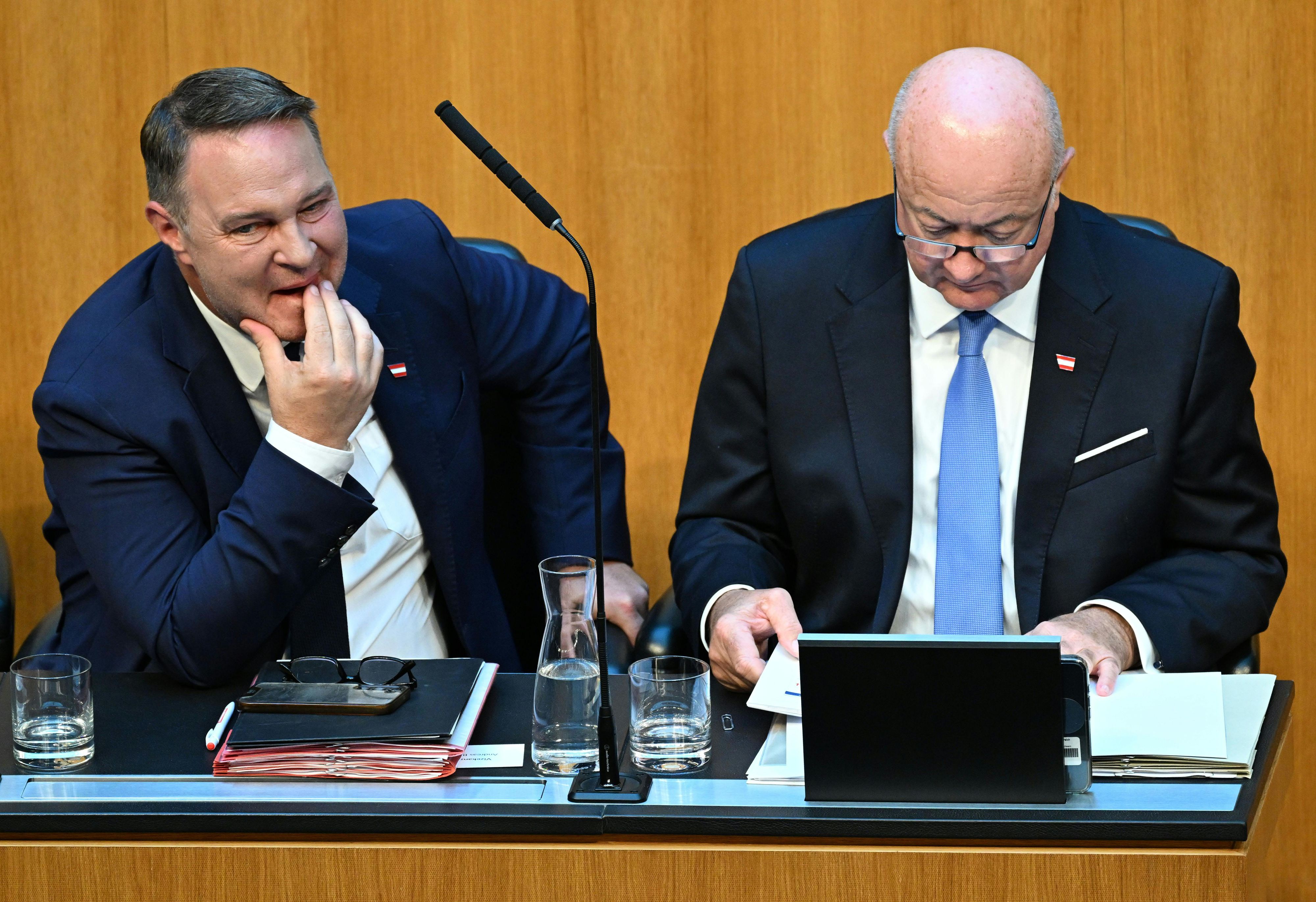 Der Druck auf Vizekanzler Babler (SPÖ) und Kanzler Stocker (ÖVP) wächst.