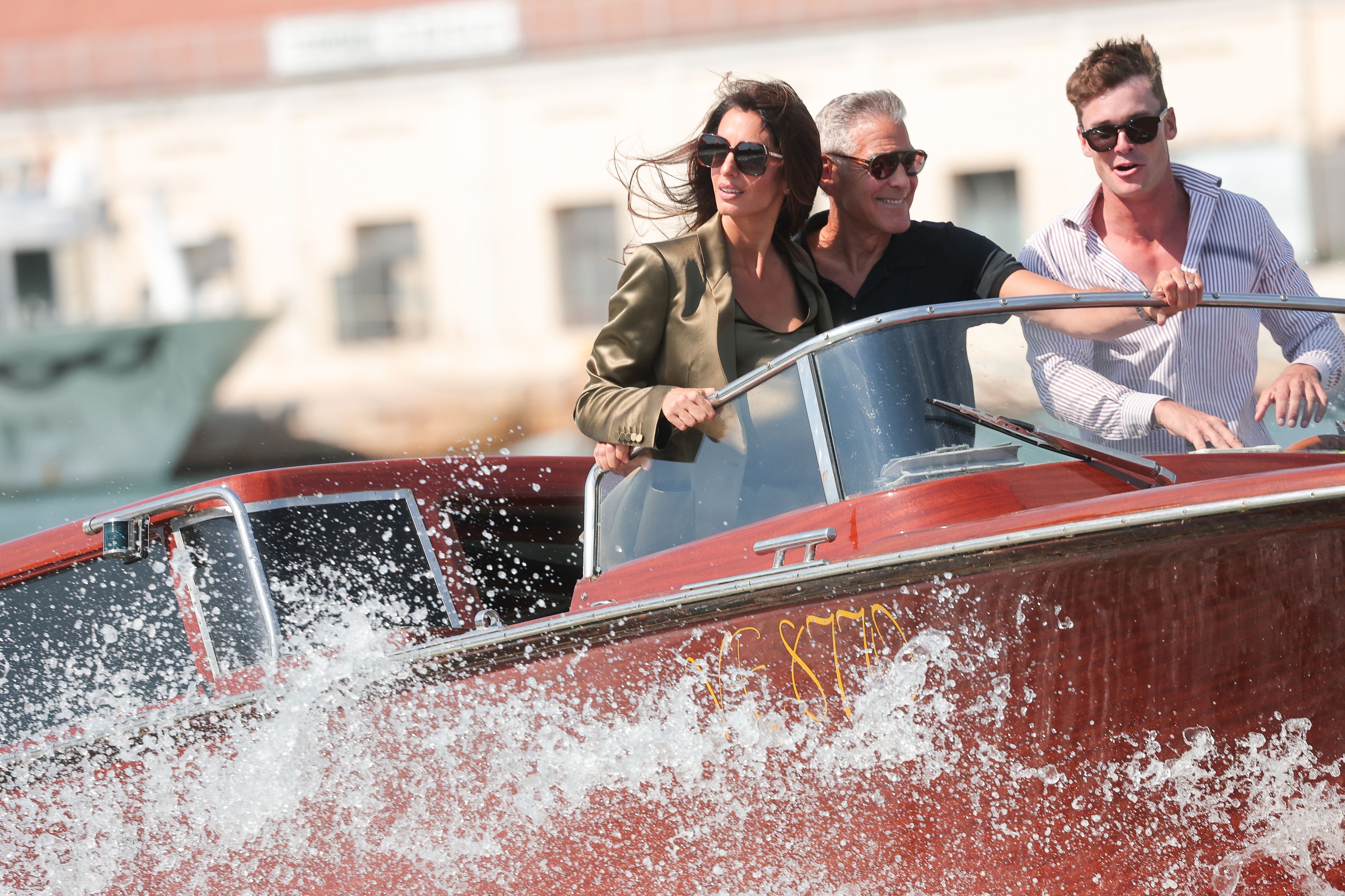 Amal und George Clooney bringen Glamour nach Venedig. Der 65-Jährige erhält die Goldene Palme für sein Lebenswerk.