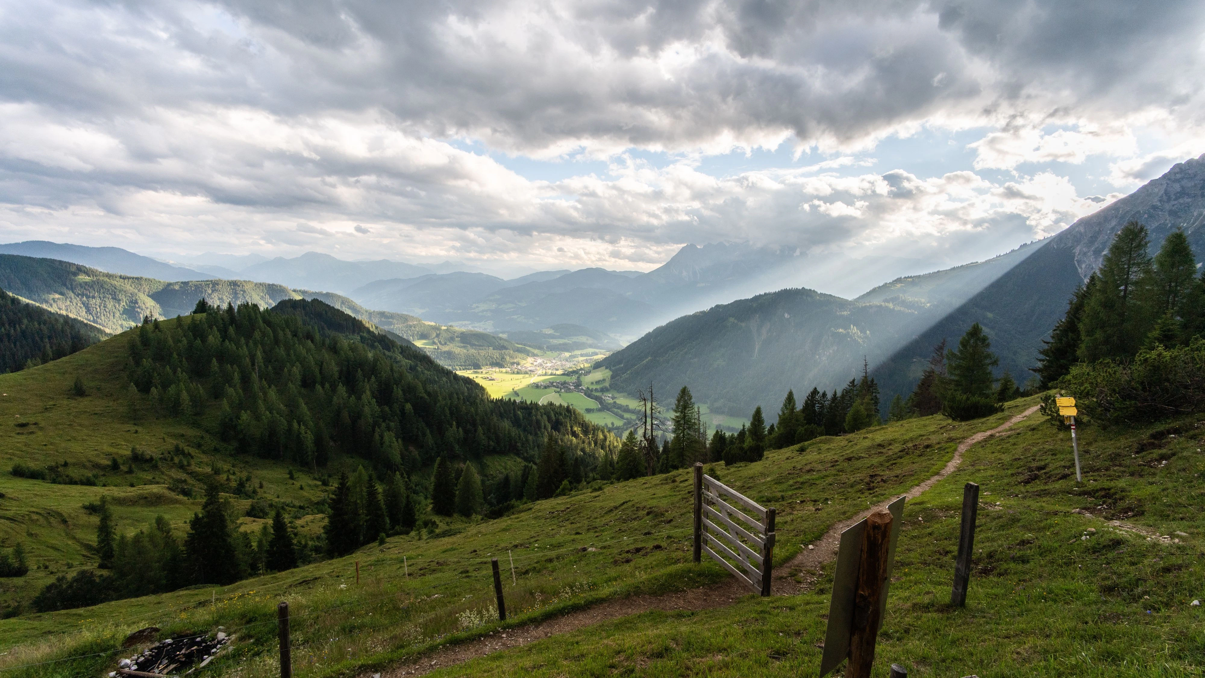 Wanderung zur Alpenvereinshütte Söldenhütte (ehem. Dr. Heinrich Hackel Hütte) auf 1.526 Metern Höhe an der Südseite des Tennengebirges am 09.07.2026. Im Bild: Aussicht von der Terrasse Richtung Werfenweng und Hochkönig // Hike to the Söldenhütte Alpine Club hut (formerly Dr. Heinrich Hackel Hut) at 1,526 meters altitude on the southern side of the Tennengebirge mountains on July 9, 2026.