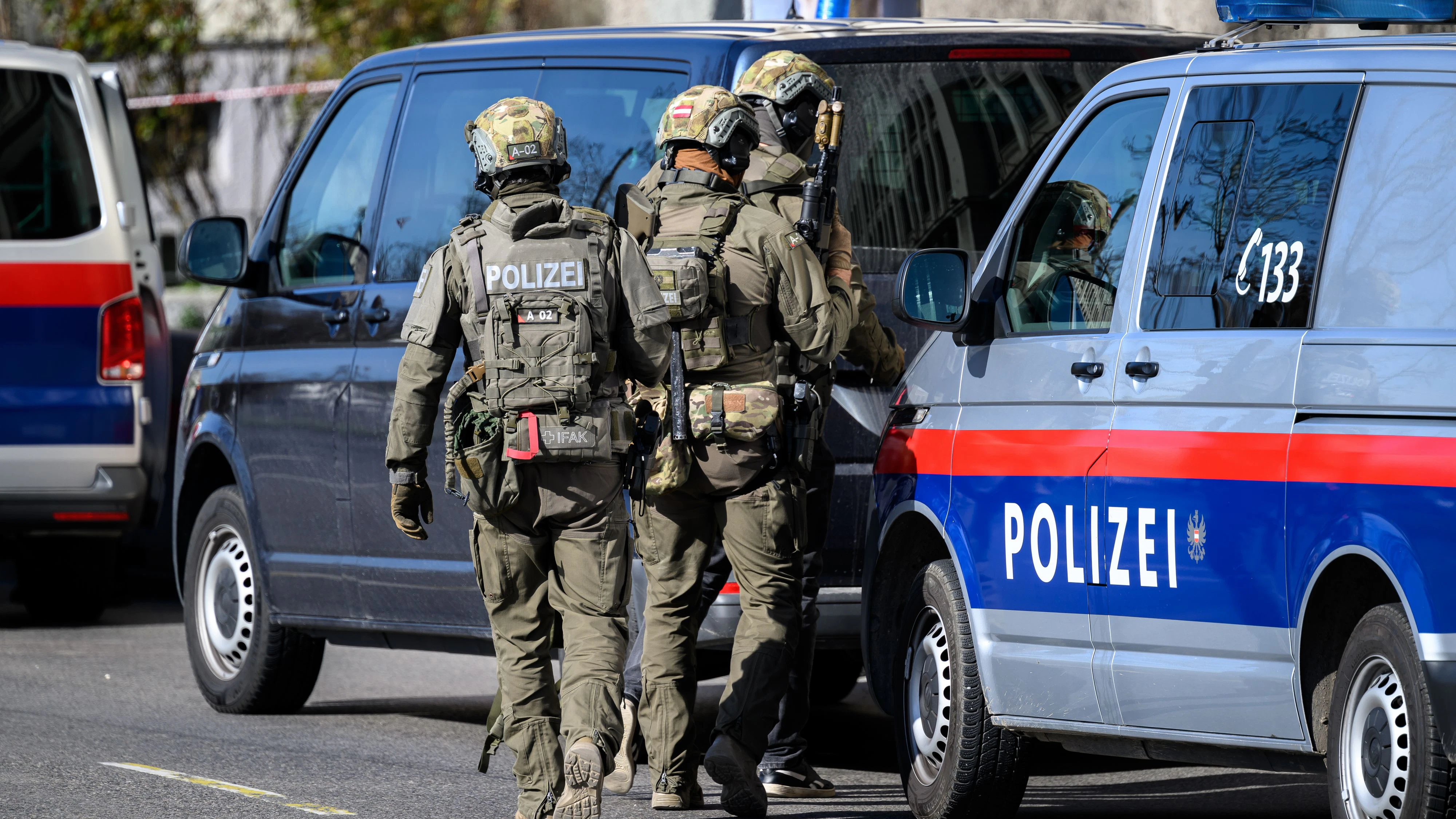 Heute.at - Cobra-Einsatz! Mann richtet Revolver auf Polizisten