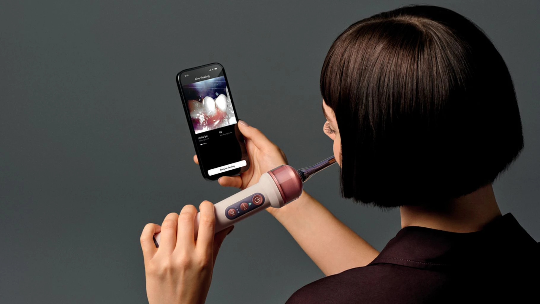 Dyson bringt mit der CameraJet eine Zahnbürste auf den Markt, die erstmals eine integrierte Kamera zur Erkennung von Zahnzwischenräumen nutzt.