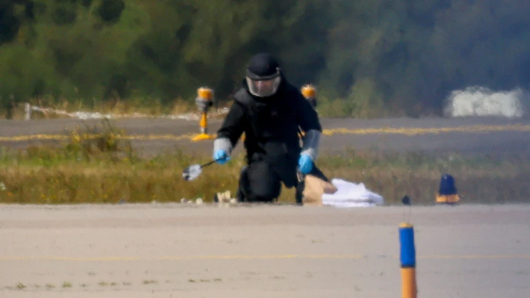 Vier Wochen nach dem Fund einer Sprengstoffdrohne am Flughafen Leipzig macht die deutsche Regierung jetzt offiziell Russland für das missglückte Attentat verantwortlich. Die geplanten Sanktionen sind allerdings eher mild, genauso wie Putins Reaktion. Der Überblick.