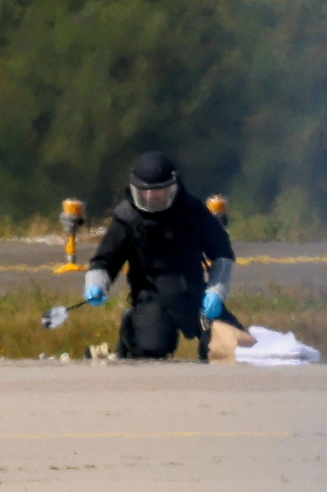 Ein Sprengstoffexperte nach dem Drohnenangriff auf den Fughafen Leipzig am 5. August: "Alles zeigt auf Russland", sagt Berlin jetzt nach einem Monat Ermittlungen
