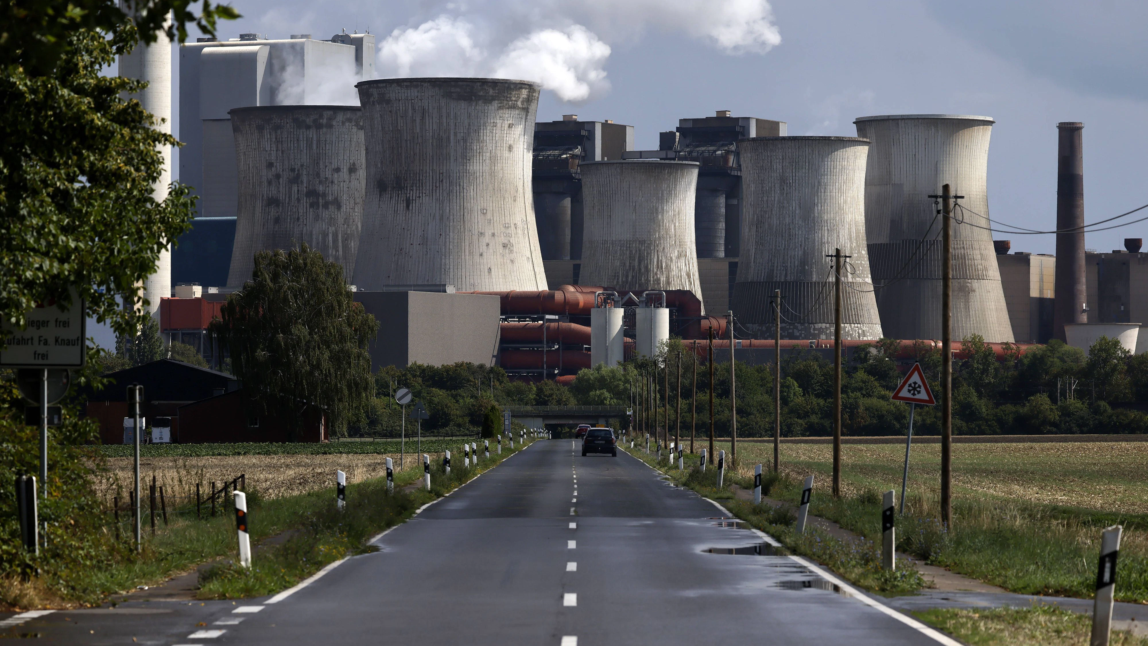 Fünf Braunkohle-Kraftwerksblöcke von RWE an den Standorten Niederaußem (im Bild) und Neurath gingen infolge der Störung vom Netz. Die betroffenen Blöcke haben zusammen eine grundsätzliche Kraftwerkskapazität von rund 4.200 Megawatt.