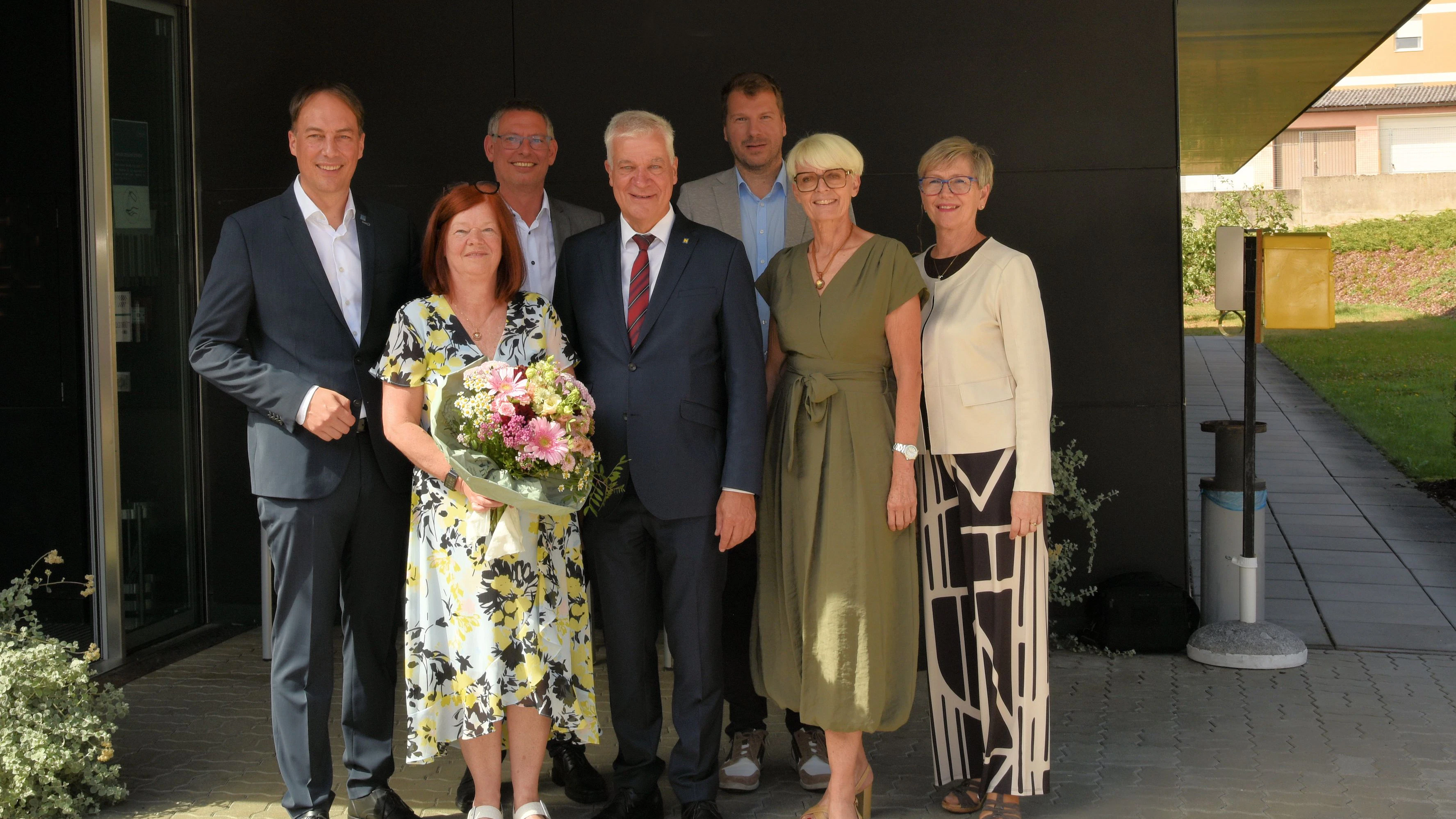 V.l.n.r. Geschäftsführer Gesundheit Mostviertel GmbH Mag. Martin Kaiser, Pflegedirektorin inRuhestand Rosemarie Reithner, Interim. Kaufmännischer Direktor Mag. Norbert Loschko,Landesrat Anton Kasser, Zukünftiger Pflegedirektor Roman Halbertschlager, MSc,Bürgermeisterin der Gemeinde Ybbs/Donau Ulrike Schachner, Stadträtin GemeindeYbbs/Donau Regina Voglhuber