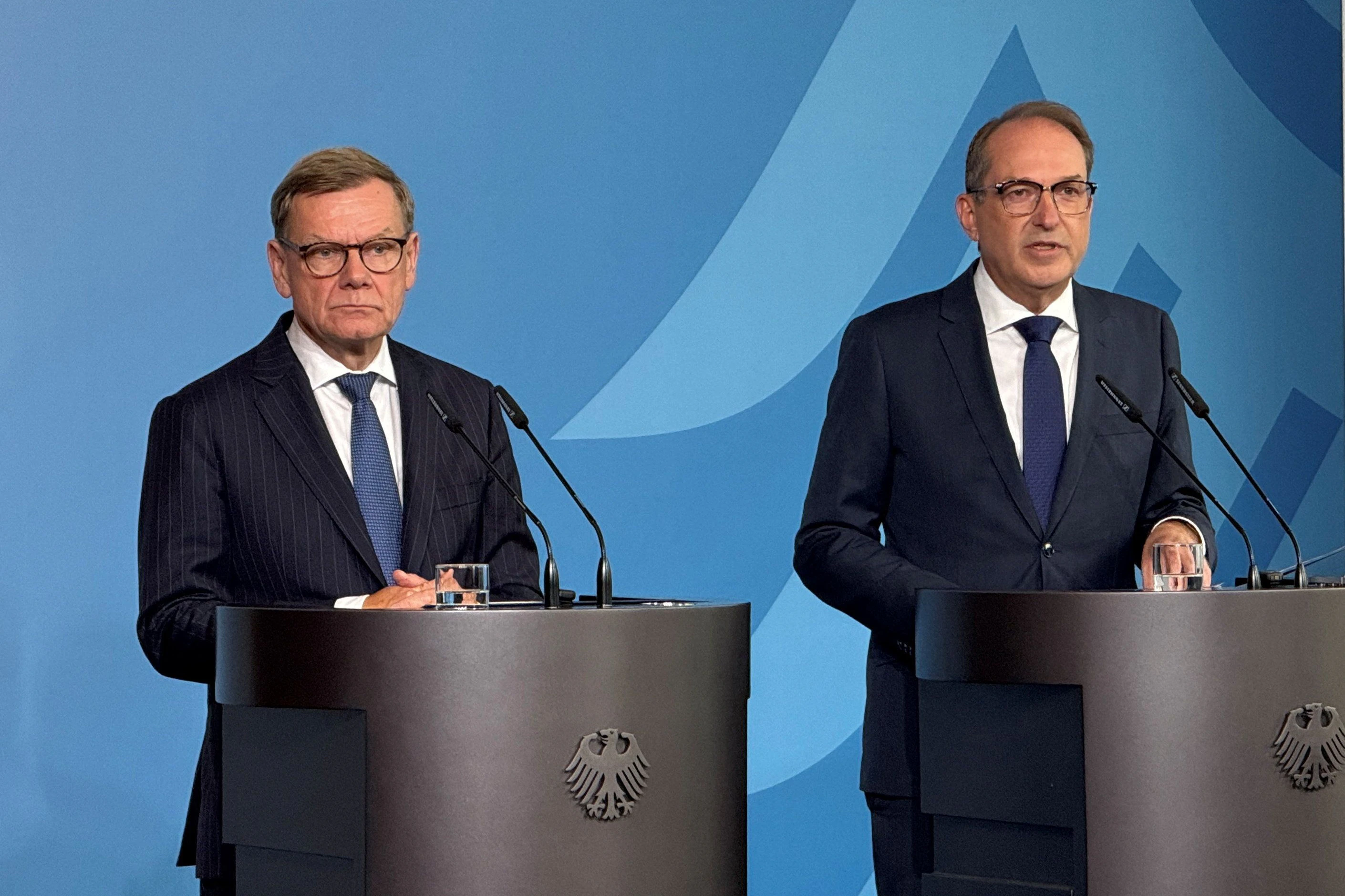 Deutschlands Außenminister Johann Wadephul (l.) und Innenminister Alexander Dobrindt am 1. September mit ihrer Einschätzung für die Urheberschaft des Anschlags