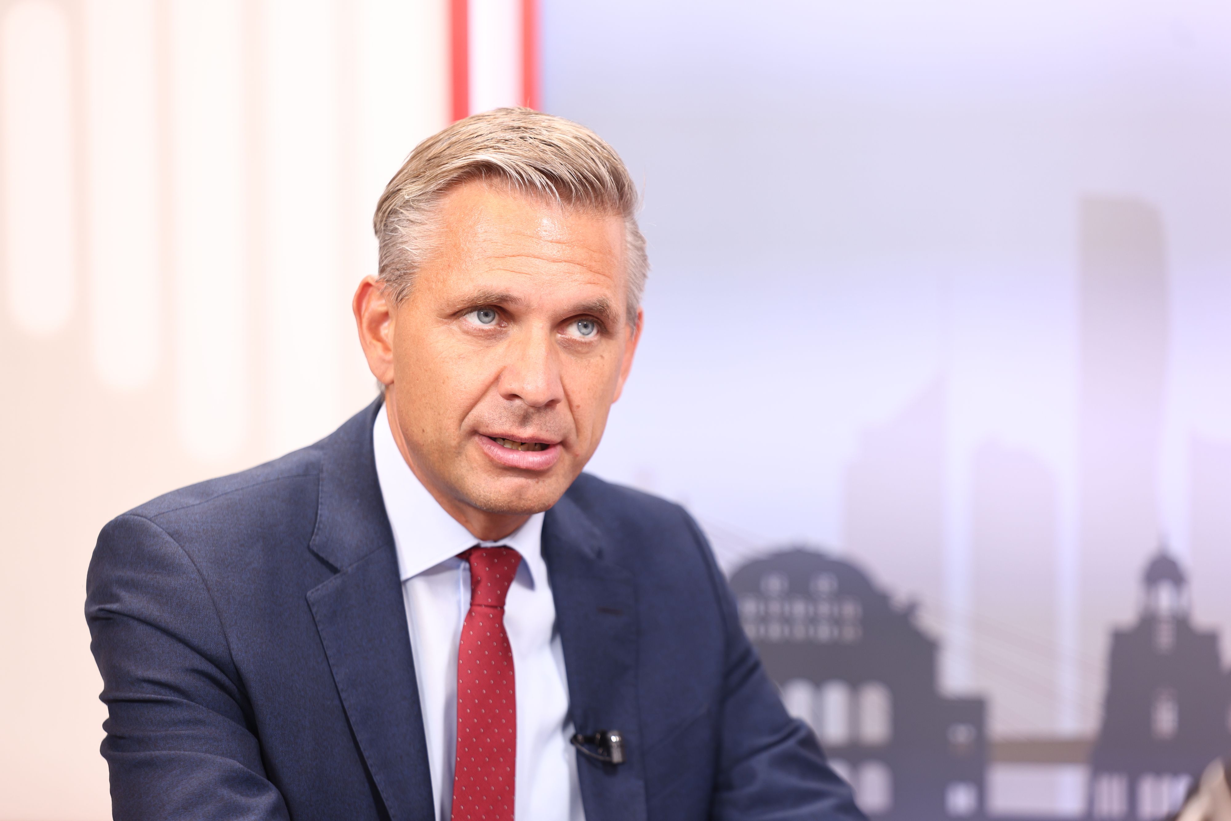 Wirtschaftsminister Wolfgang Hattmannsdorfer (ÖVP) will Österreichs Stärke bei Forschung in mehr wirtschaftlichen Erfolg übersetzen.