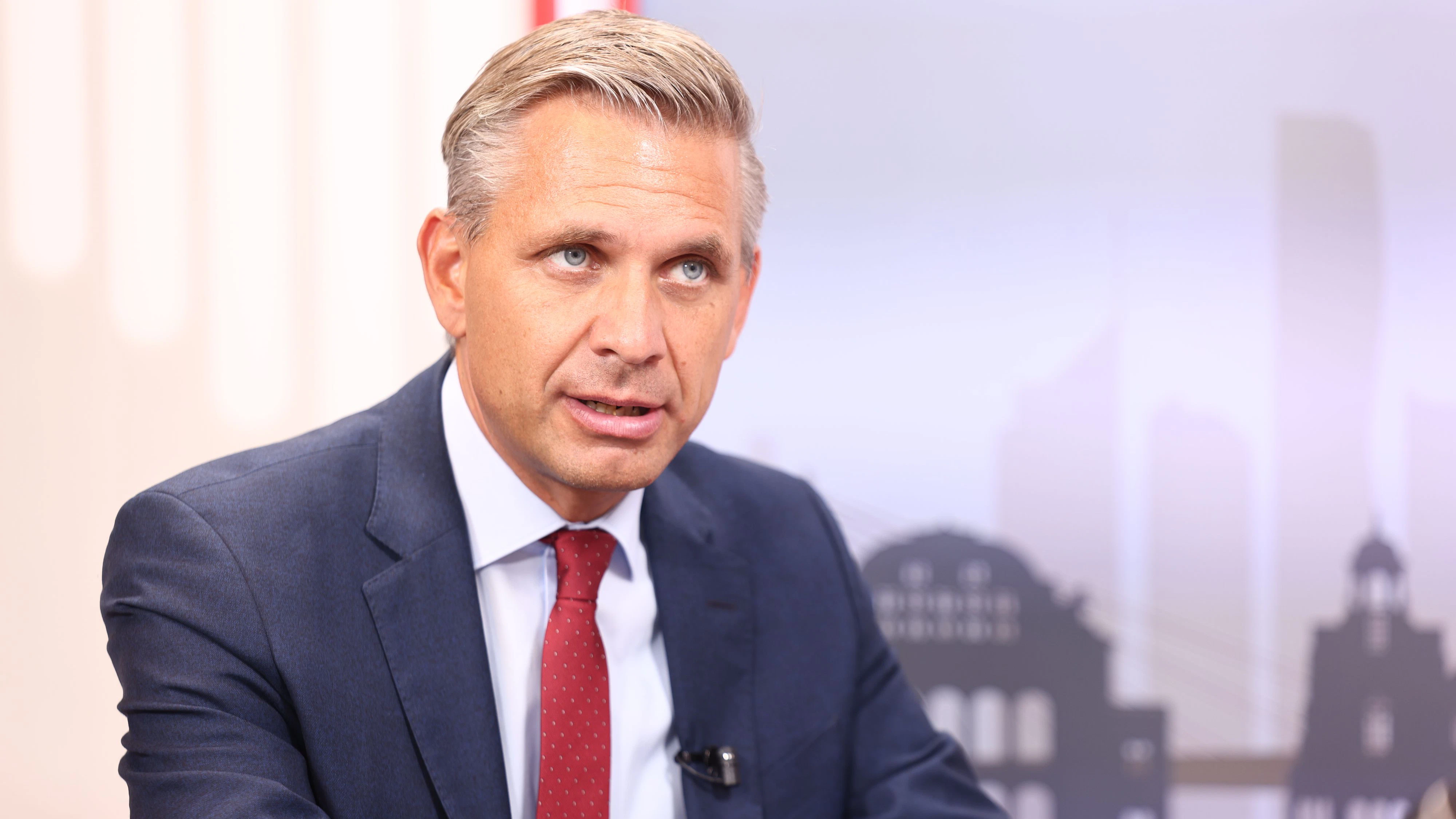 Wirtschaftsminister Wolfgang Hattmannsdorfer (ÖVP) will Österreichs Stärke bei Forschung in mehr wirtschaftlichen Erfolg übersetzen.