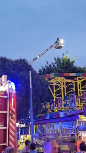 Prater-Drama: Mädchen (9) bei Geburtstagsausflug in 16 Metern Höhe gefangen. Betreiber reagiert nicht, Feuerwehr hilft einfühlsam.