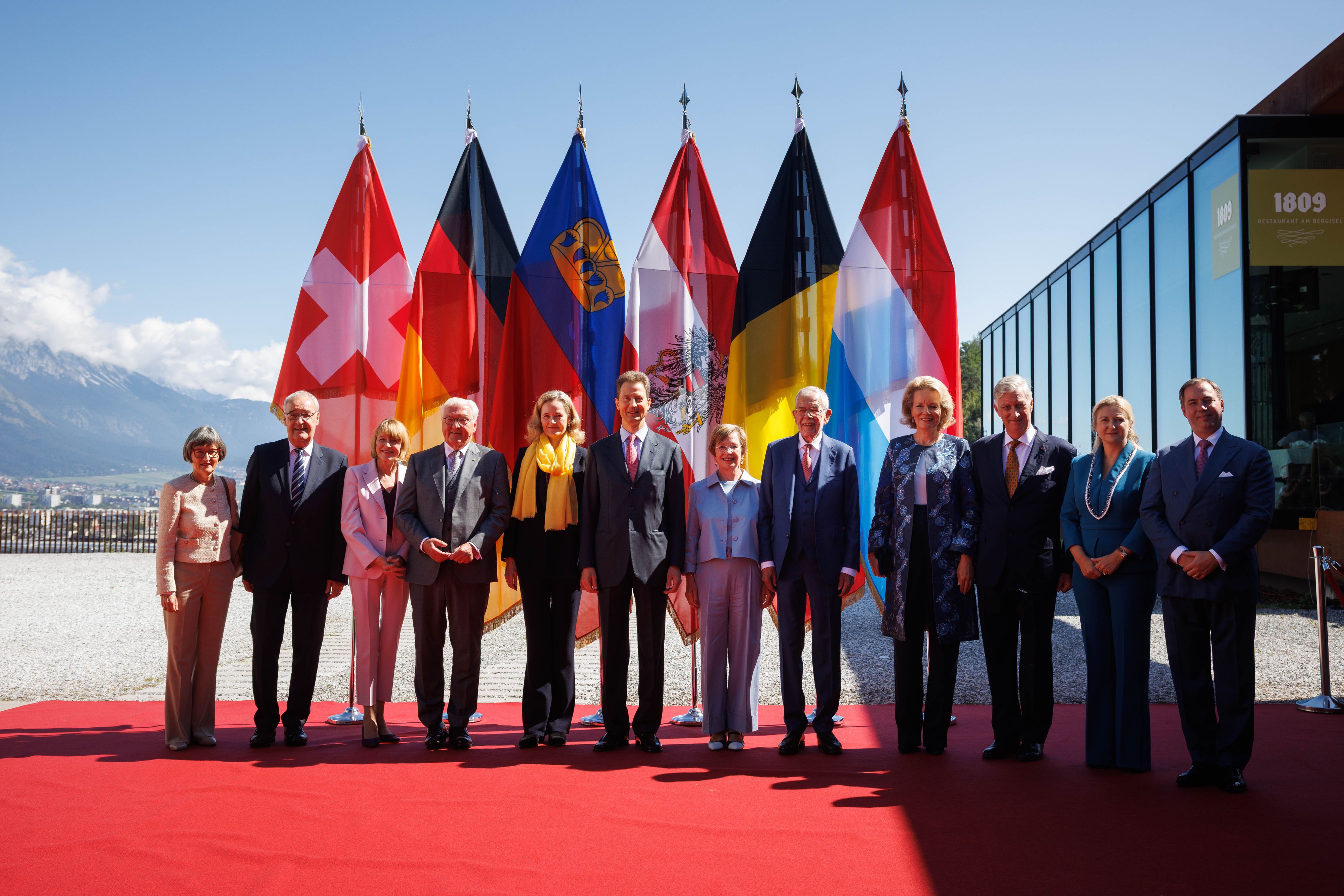 Bundespräsident Van der Bellen mit den deutschsprachigen Staatsoberhäuptern und ihren Ehefrauen beim Treffen in Tirol.