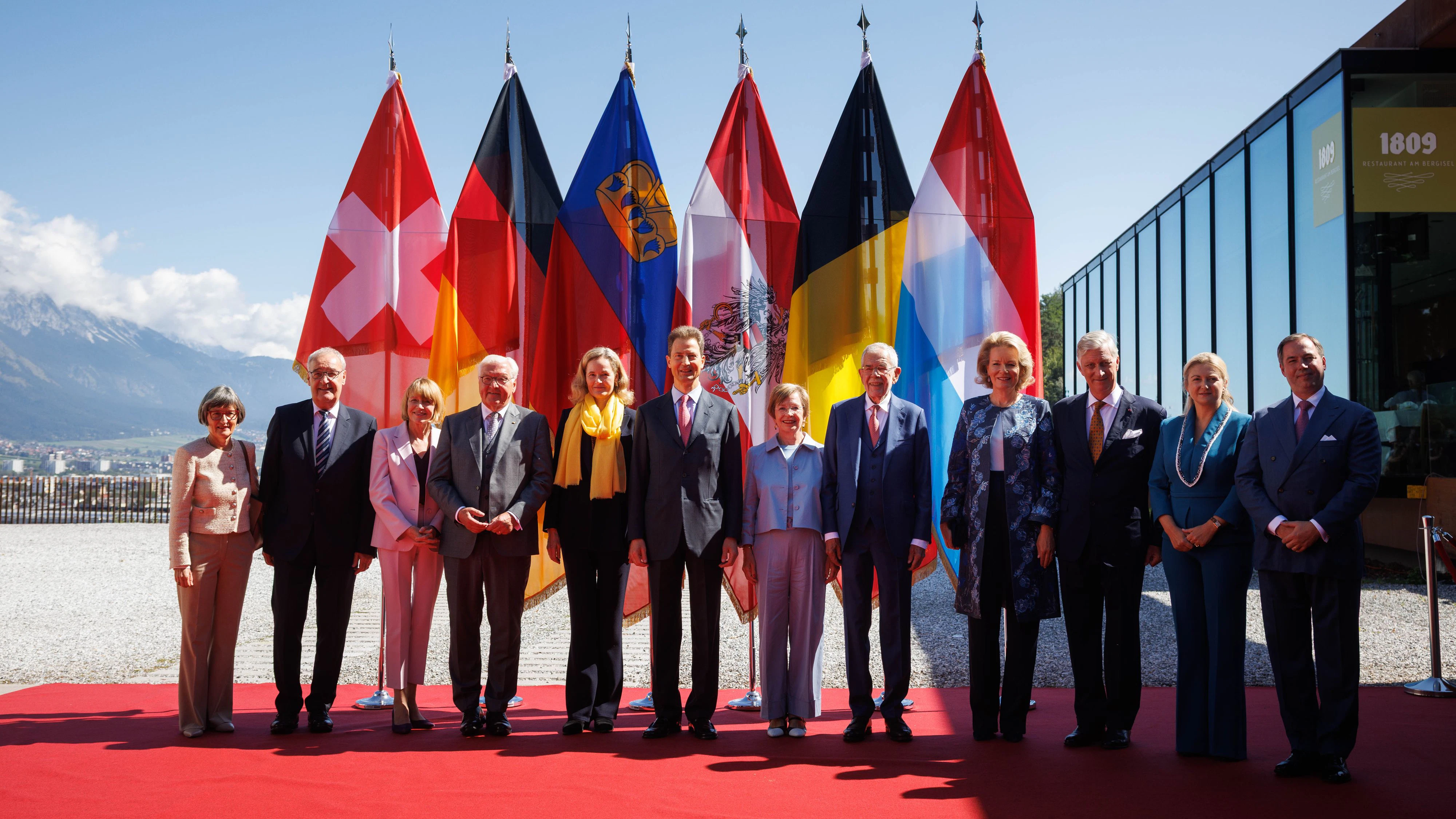 Bundespräsident Van der Bellen mit den deutschsprachigen Staatsoberhäuptern und ihren Ehefrauen beim Treffen in Tirol.