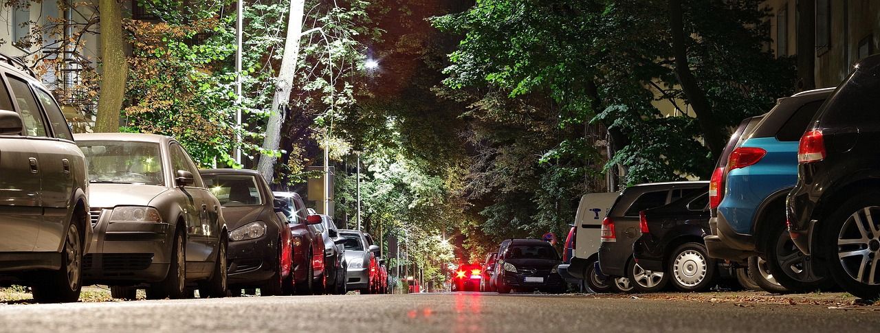 Autos auf nächtlichem Parkplatz