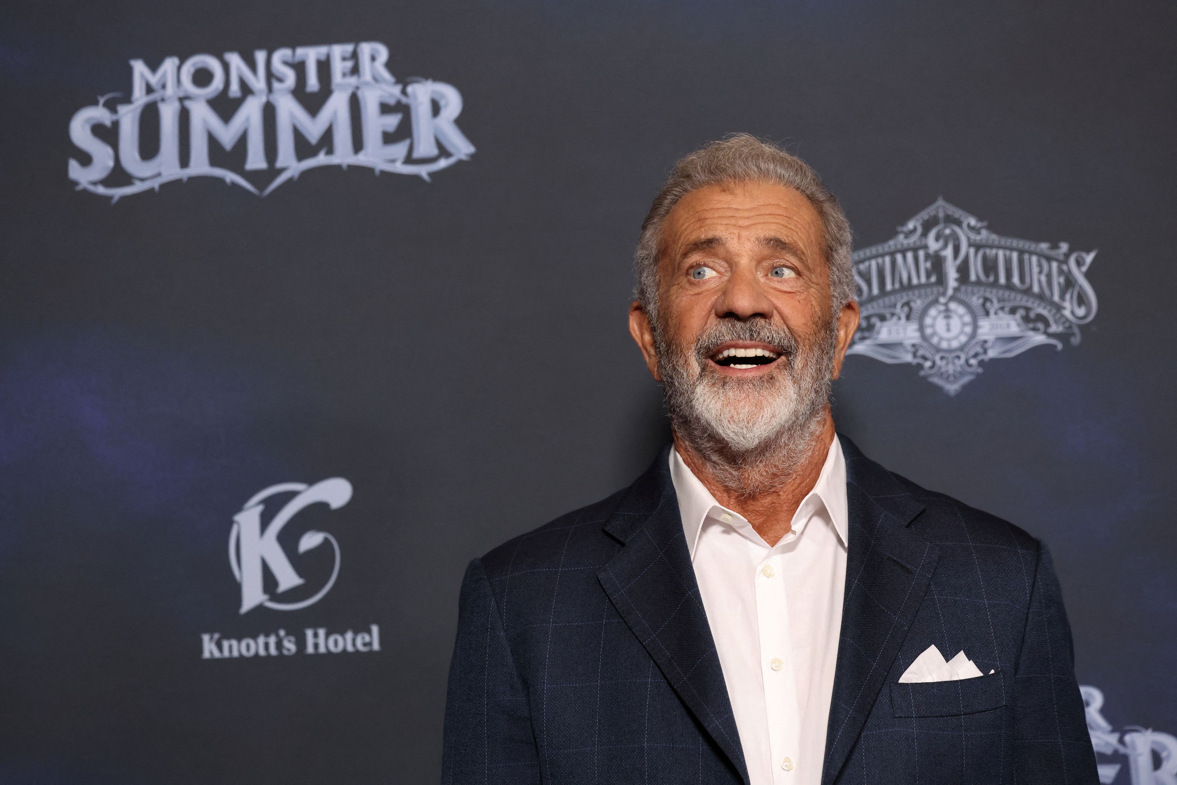 Mel Gibson verfehlt sein Verhalten auf öffentlicher Bühne.