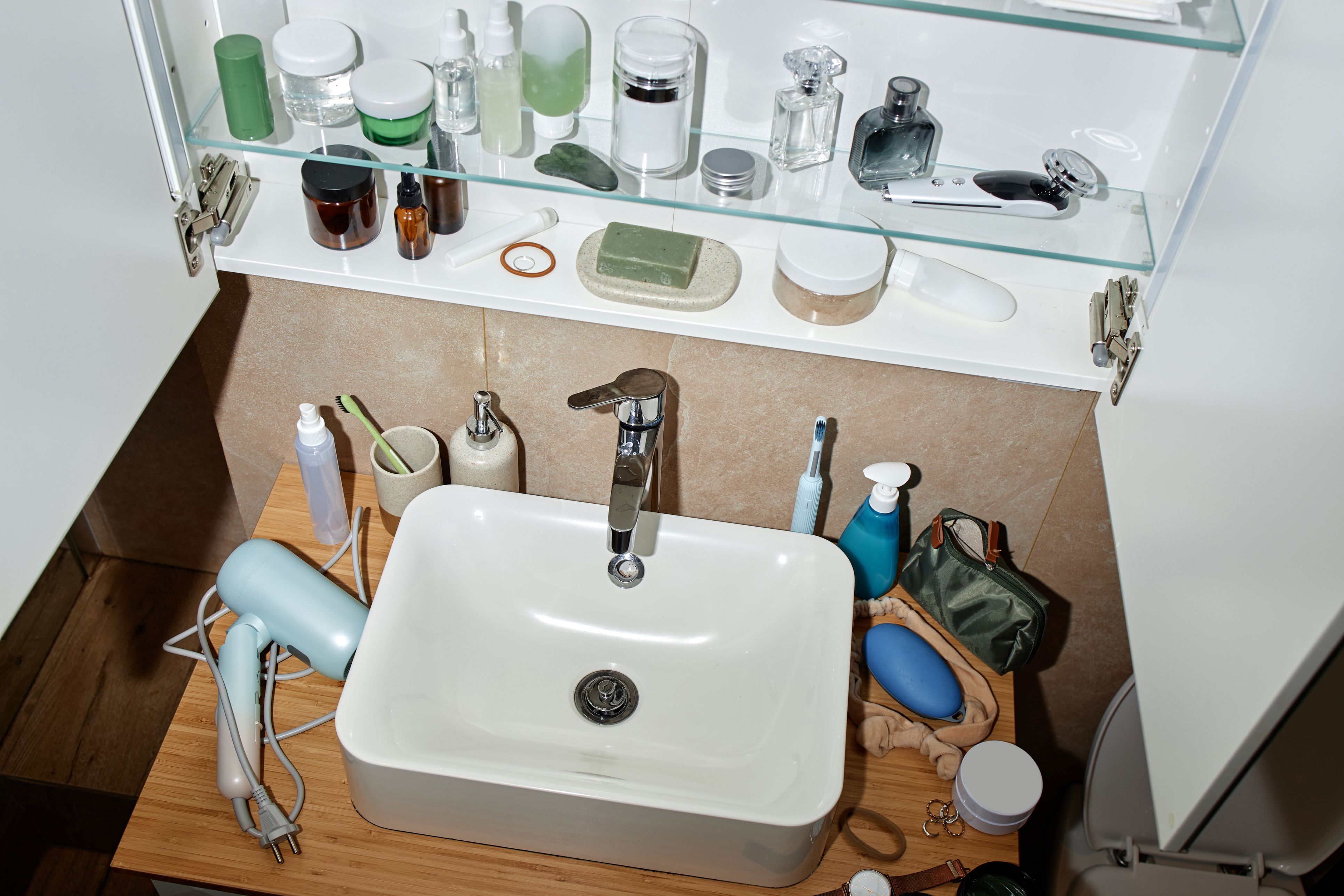 Ausgerechnet im Badezimmer solltest du dein Lieblingsparfüm besser nicht aufbewahren.