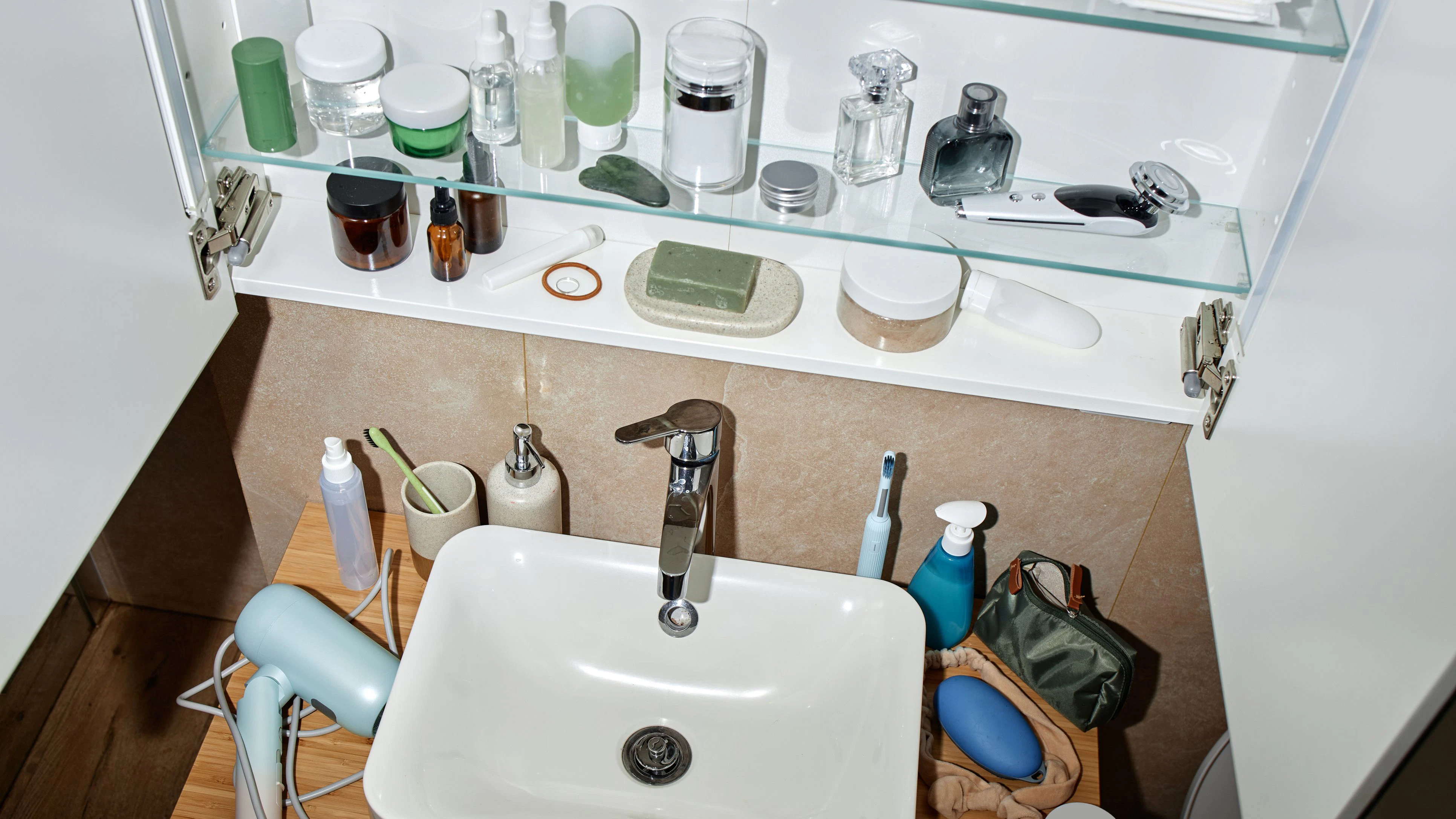 Ausgerechnet im Badezimmer solltest du dein Lieblingsparfüm besser nicht aufbewahren.