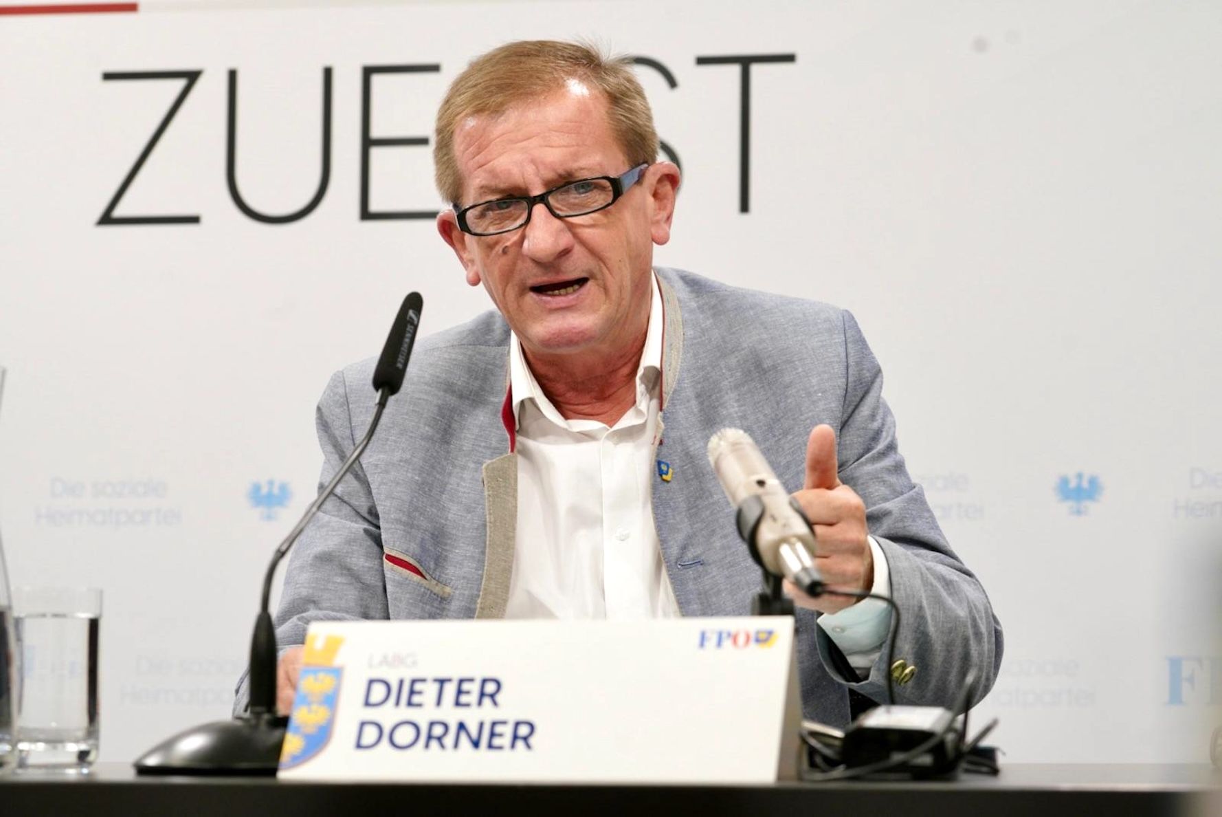 Dieter Dorner bei der Pressekonferenz