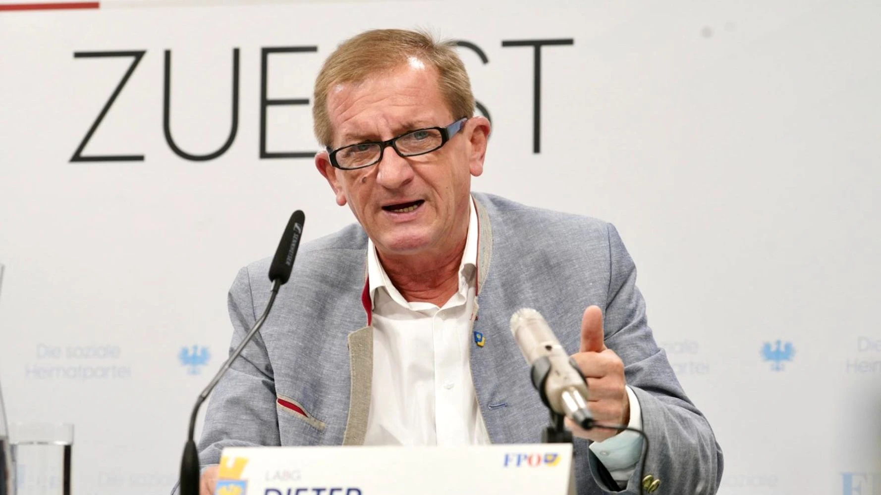 Dieter Dorner bei der Pressekonferenz