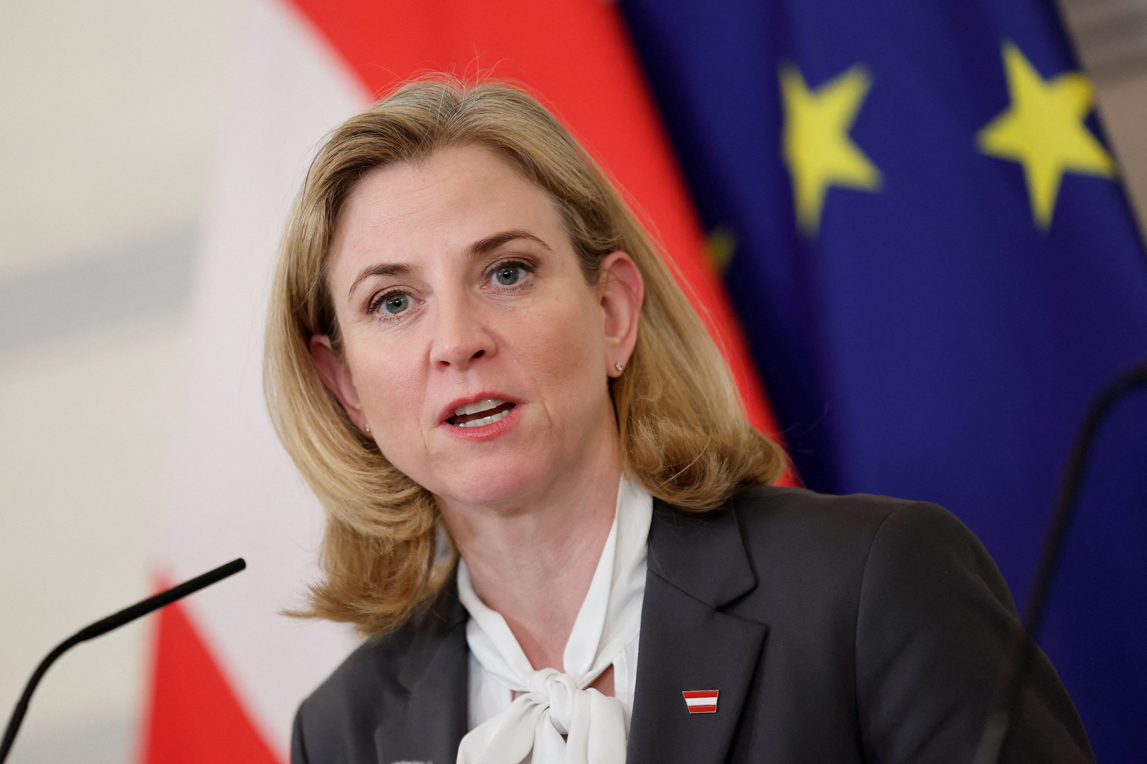 Beate Meinl-Reisinger bestellt den russischen Botschafter ein.