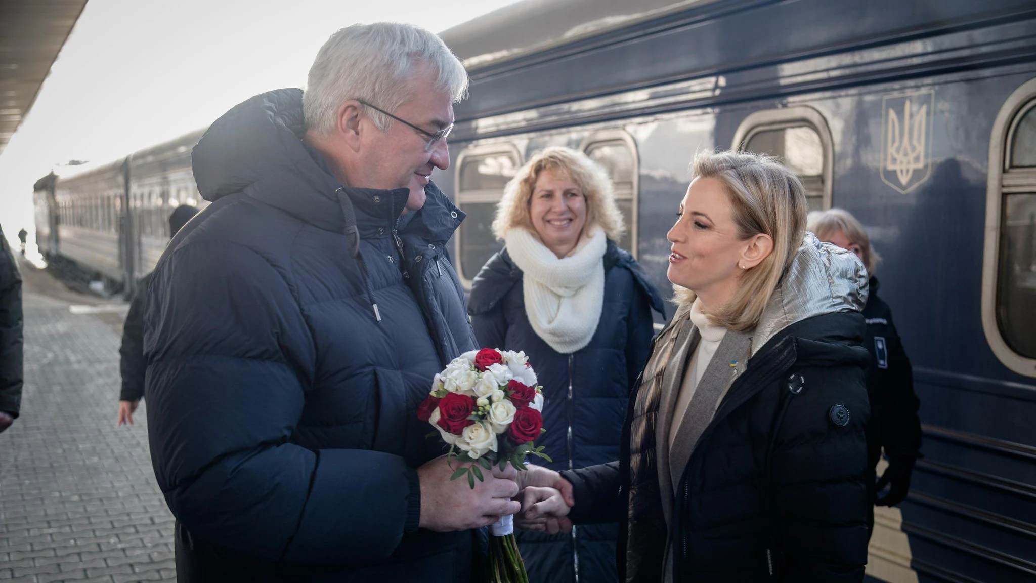Auch Österreichs Außenministerin Beate Meinl-Reisinger reiste im Februar mit dem Zug in die ukrainische Hauptstadt Kiew. Im Bild: Empfang durch den ukrainischen Außenminister Andrii Sybiha.