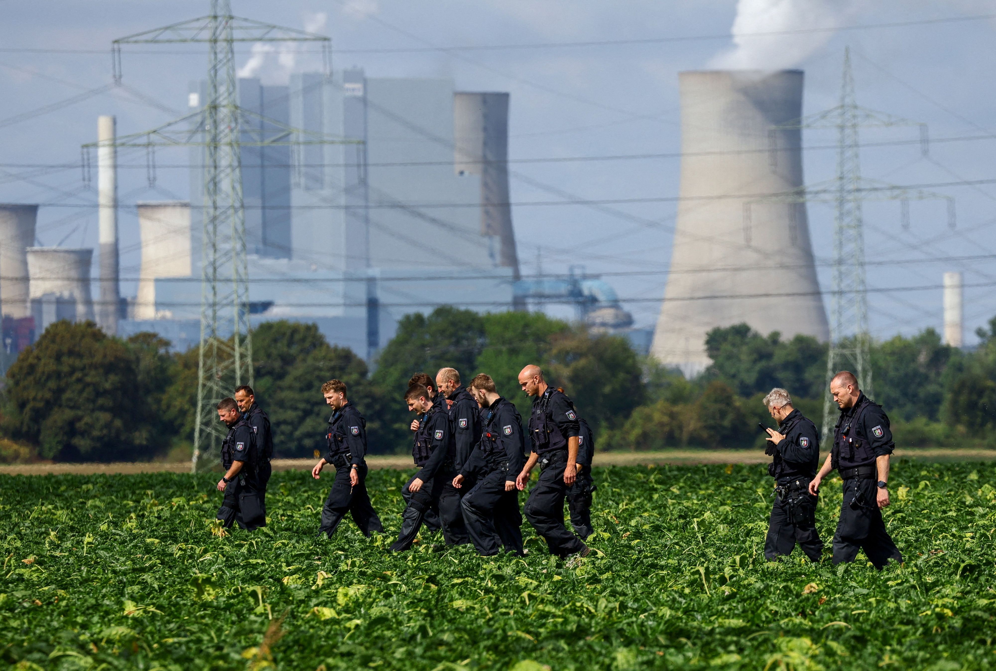 Die deutsche Polizei riegelt das Gebiet nach einem zweiten Sabotageversuch am deutschen Stromnetz ab