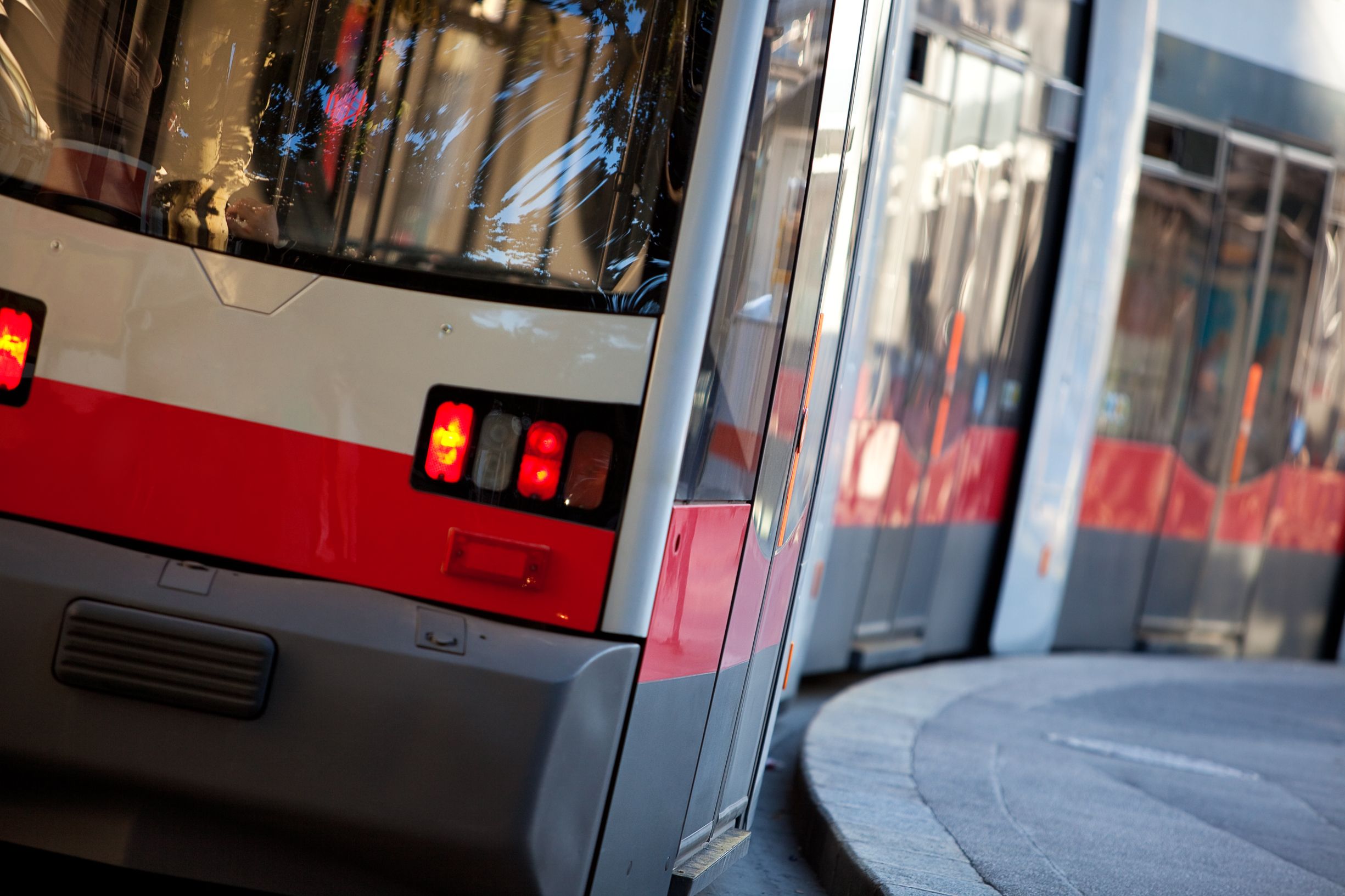 Der Mann soll die Frau schon in der Straßenbahn bedrängt haben. (Symbolbild)