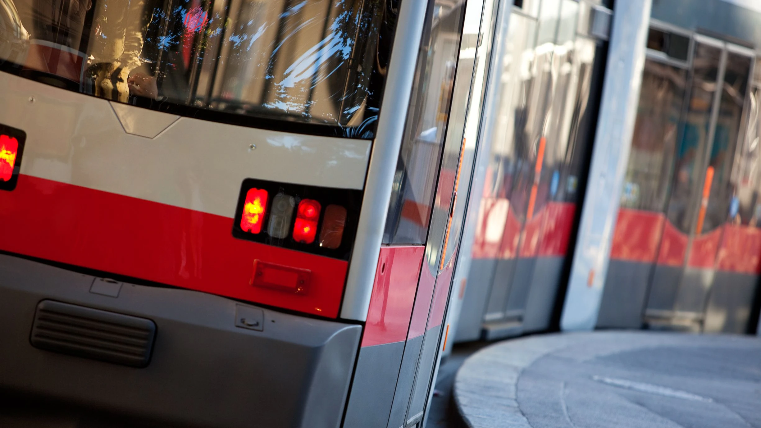 Der Mann soll die Frau schon in der Straßenbahn bedrängt haben. (Symbolbild)