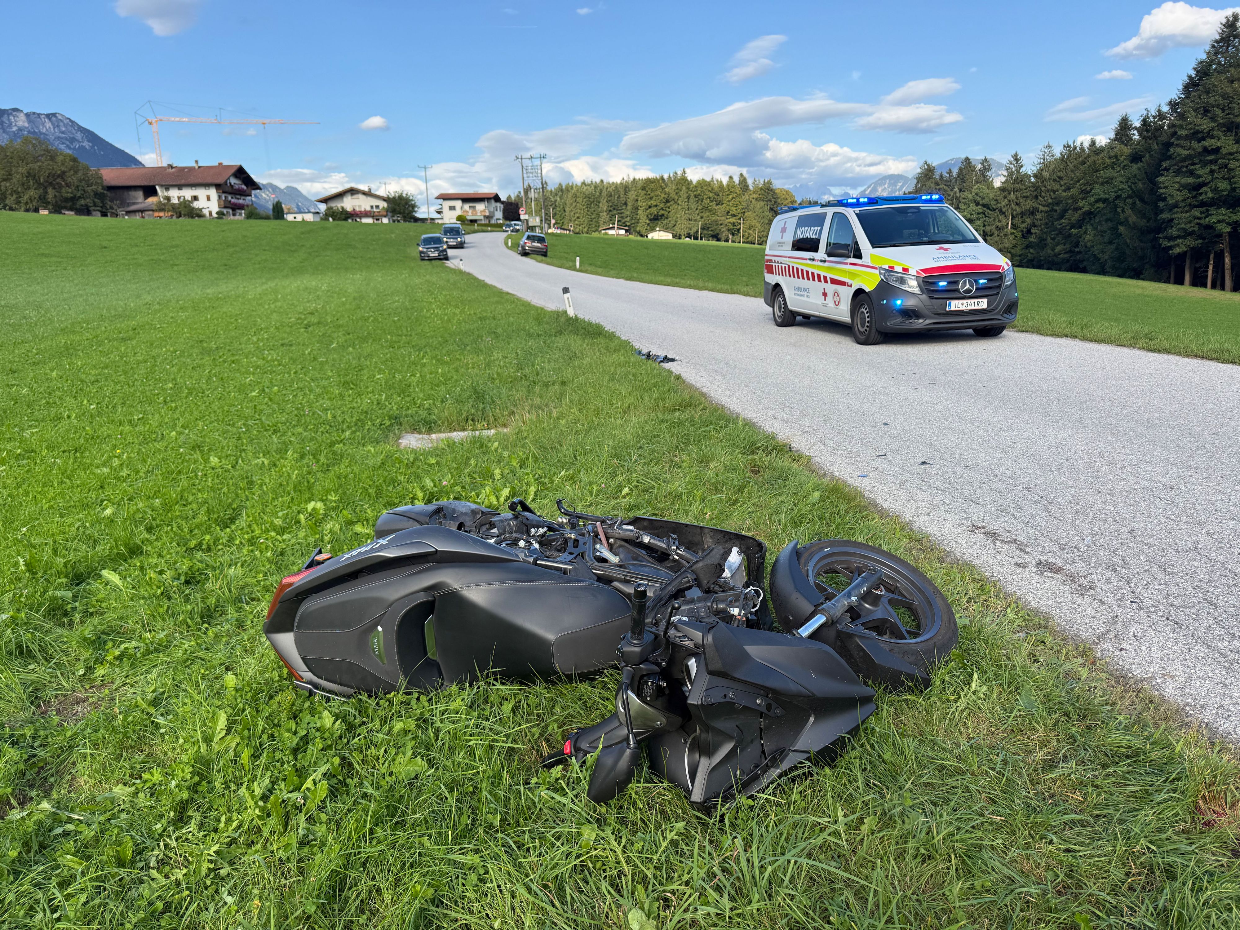 Heute.at - Motorradfahrer kracht bei Überholmanöver in Pkw