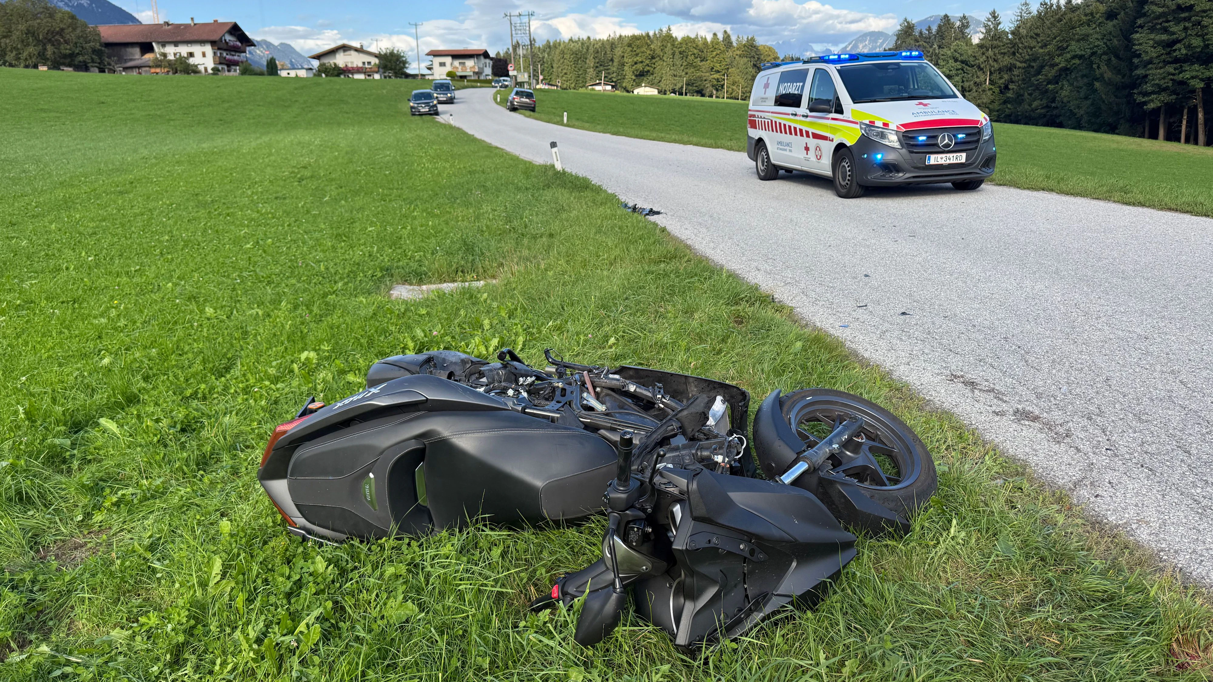Der Biker wurde bei dem Unfall schwer verletzt.
