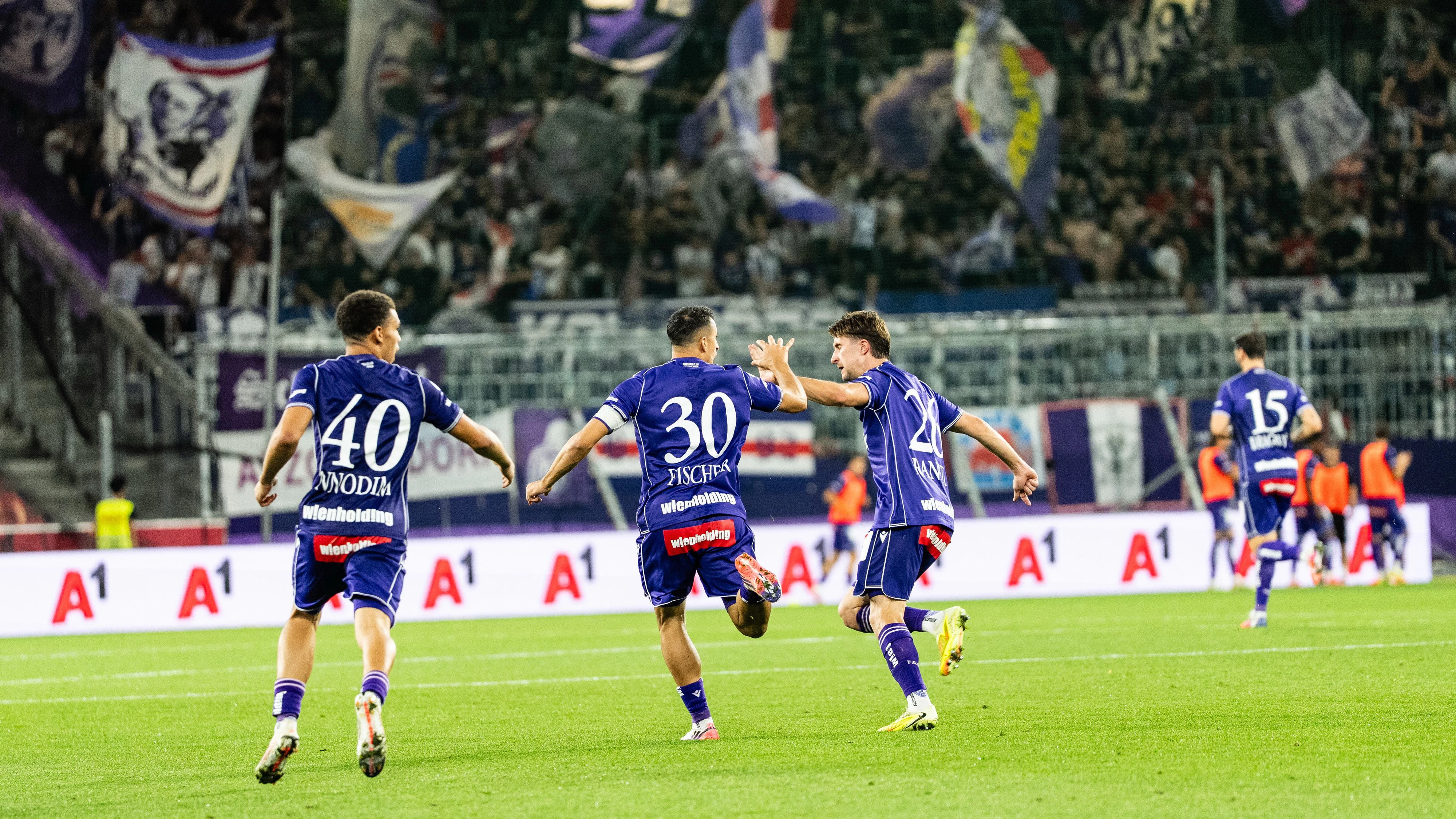 SALZBURG,AUSTRIA,30.AUG.26 - SOCCER - ADMIRAL Bundesliga, Red Bull Salzburg vs FK Austria Wien. Image shows the rejoicing of A.Wien. Photo: GEPA pictures/ Julio Arellano
