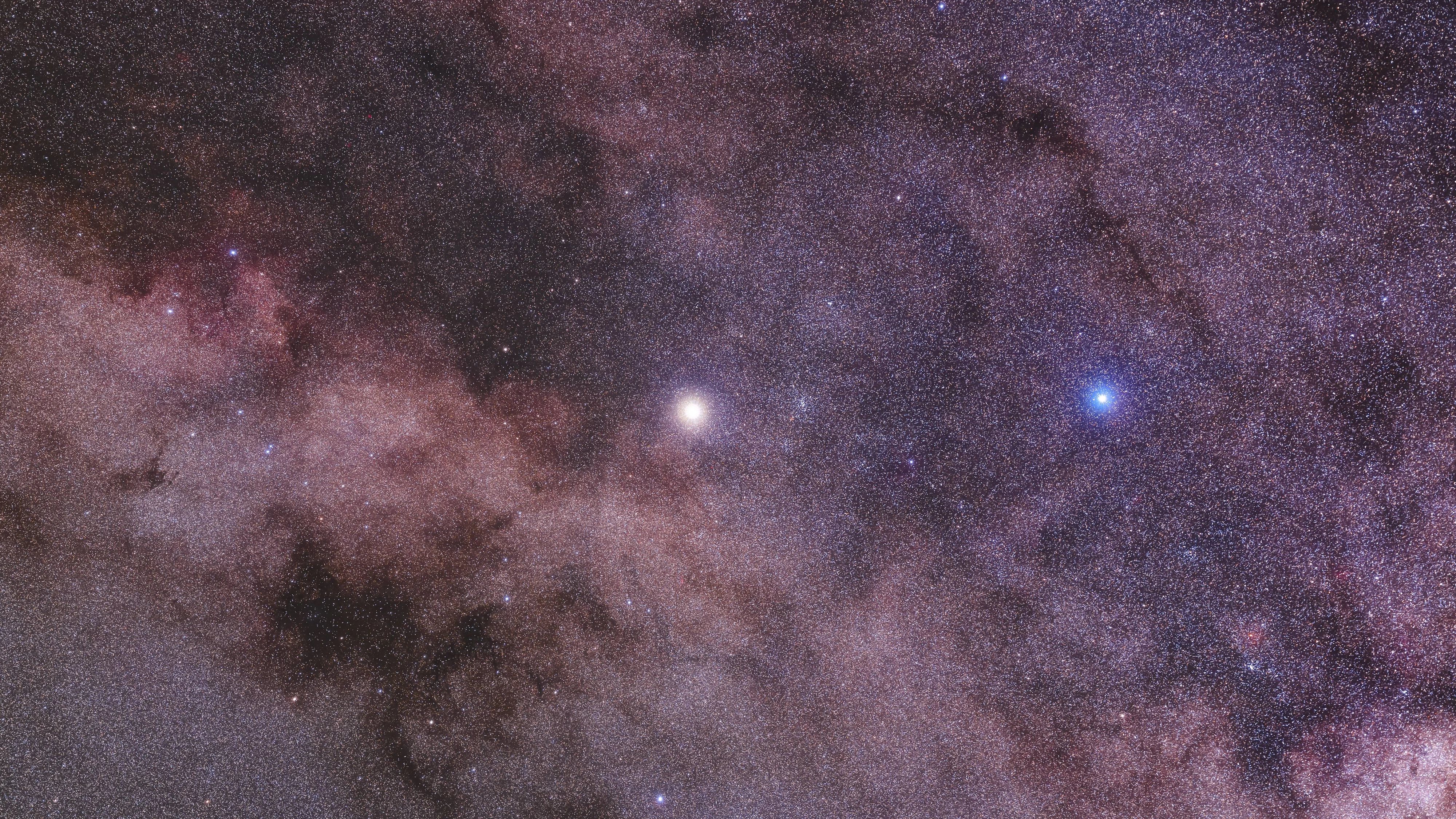 Der unserem Sonnensystem nächstgelegene helle Stern, Alpha Centauri auch Rigel Kentaurus genannt links und der blaue Beta Centauri rechts. Alpha und Beta sind nicht miteinander verwandt Alpha ist 4, 2 Lichtjahre entfernt, während Beta 390 Lichtjahre entfernt ist. Zusammen werden sie Zeiger genannt, da sie auf das Kreuz des Südens zeigen, um eine Verwechslung mit dem Falschen Kreuz in der Nähe zu vermeiden. Alpha ist ein naher Doppelstern, einer der besten für kleine Teleskope, aber er ist bei diesem Abbildungsmaßstab nicht aufgelöst. Das dritte Mitglied des Alphasystems, der rote Zwerg Proxima Centauri, ist jedoch gerade noch als roter Punkt unterhalb von Alpha zu erkennen, der hier in seiner Helligkeit leicht übertrieben wurde, um ihn b Copyright: imageBROKER/AlanxDyerx/xVWPics ibleca13235425.jpg Bitte beachten Sie die gesetzlichen Bestimmungen des deutschen Urheberrechtes hinsichtlich der Namensnennung des Fotografen im direkten Umfeld der Veröffentlichung