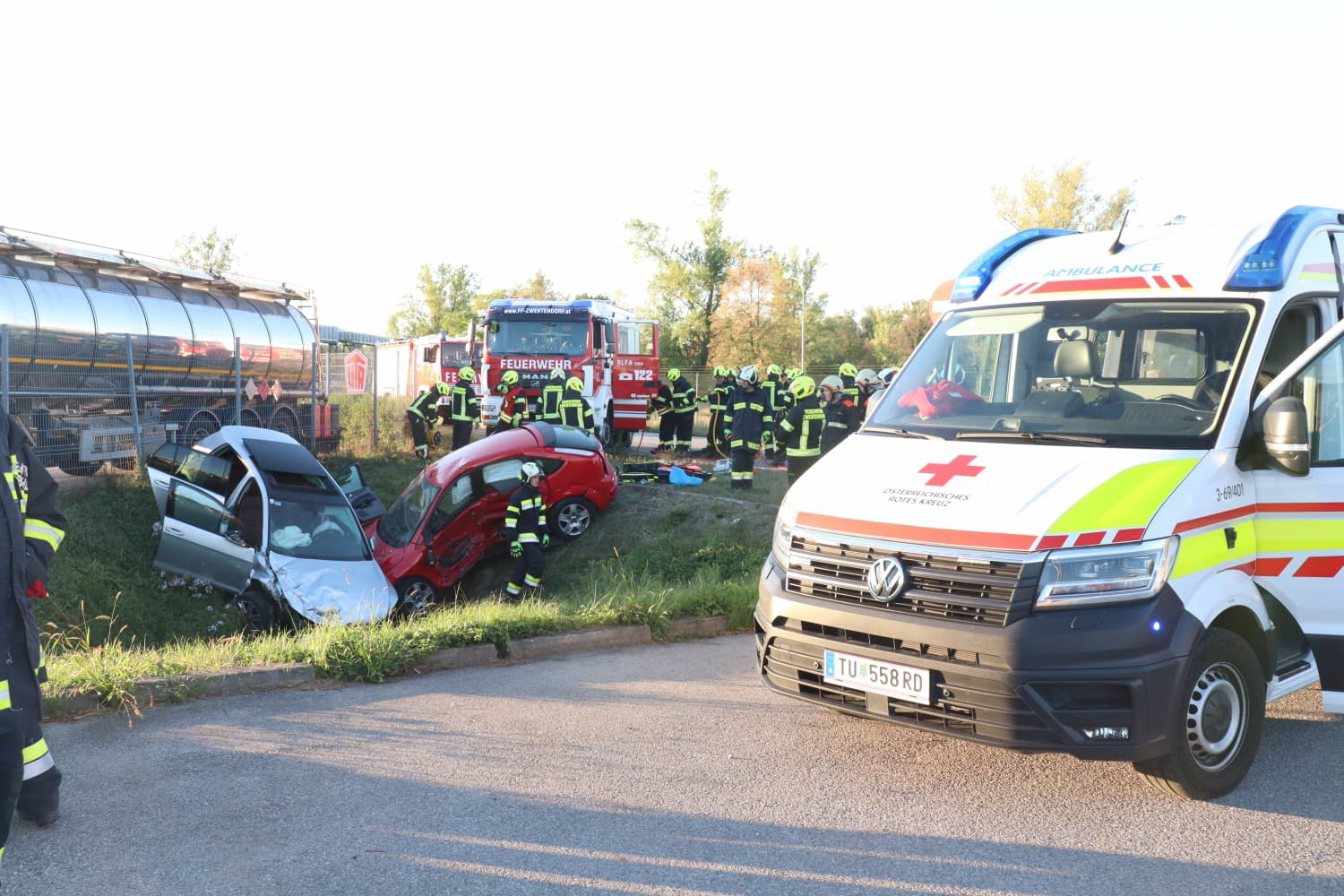 Heute.at - Vier Verletzte bei schwerem Crash im Bezirk Tulln