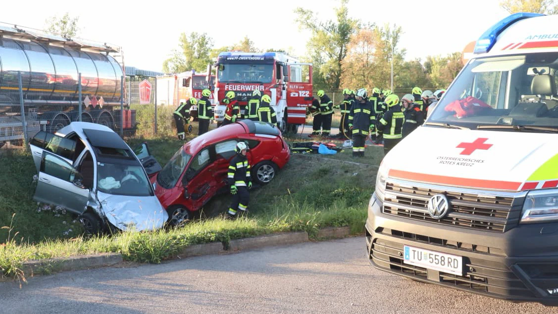 Bei einer Betriebszufahrt krachten am 1. September zwei Pkw mit voller Wucht zusammen.