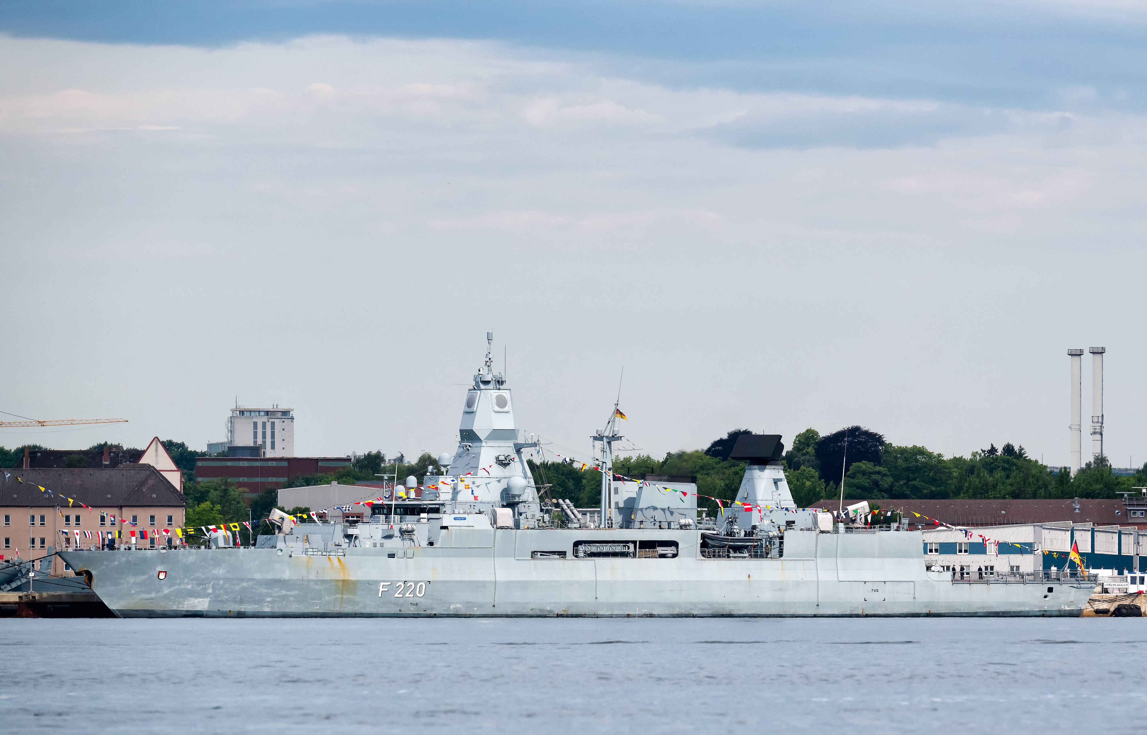 Bundesmarine Fregatte Hamburg der Sachsen - Klasse an der Oskar-Kusch-Mole in Kiel.