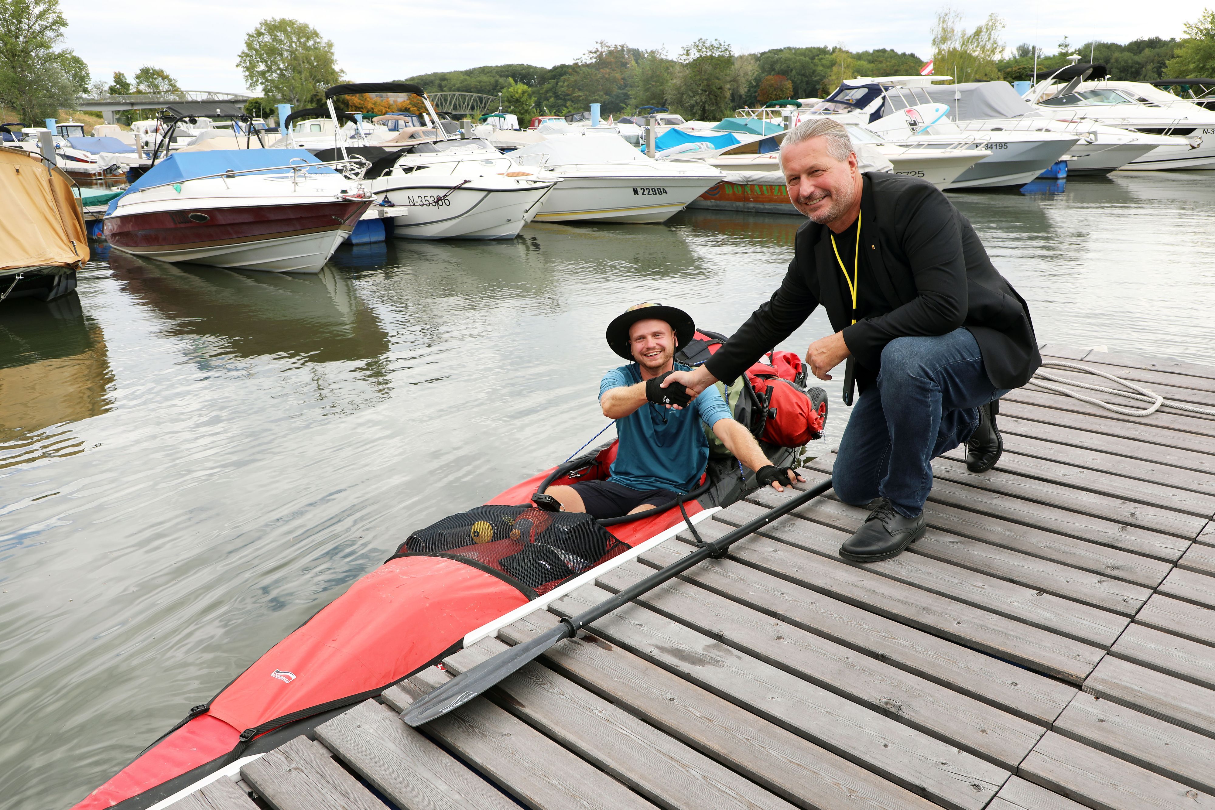 Der Kremser Bürgermeister Peter Molnar (SPÖ) empfing Sportler Simon Wolf am Kremser Yachthafen bei einem Zwischenstopp, der über 2800 Kilometer bis zum Schwarzen Meer paddelt.