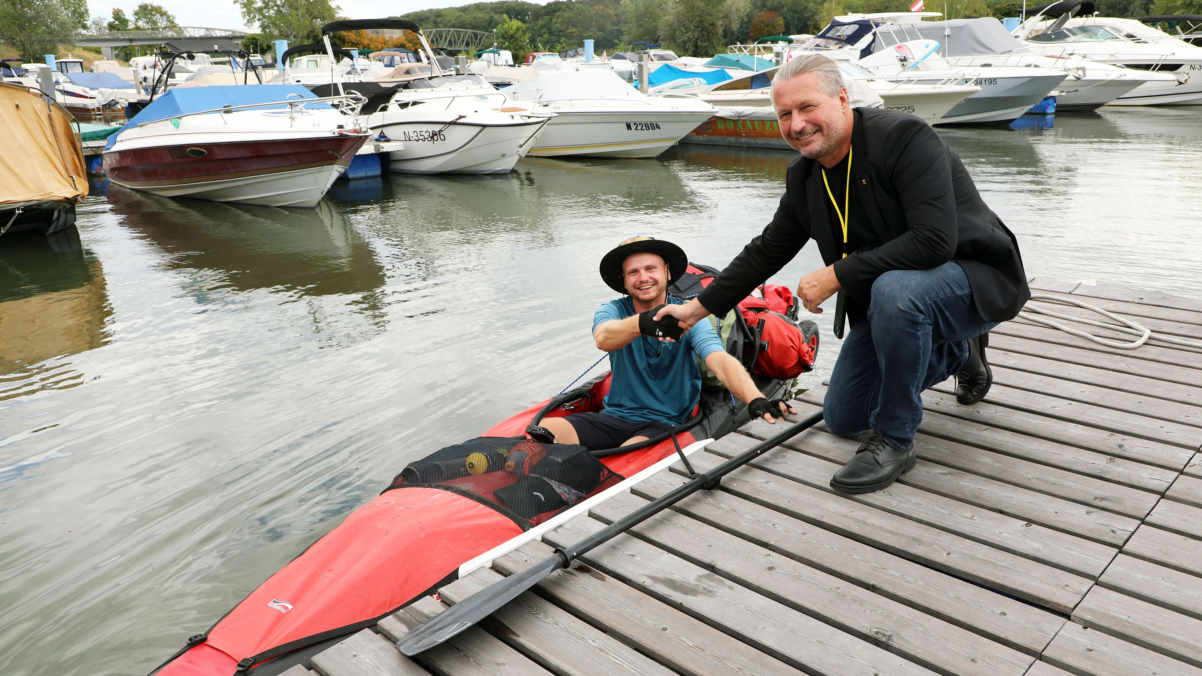 Bürgermeister Peter Molnar empfing Sportler Simon Wolf am Kremser Yachthafen bei einem Zwischenstopp, der über 2800 Kilometer bis zum Schwarzen Meer paddelt.