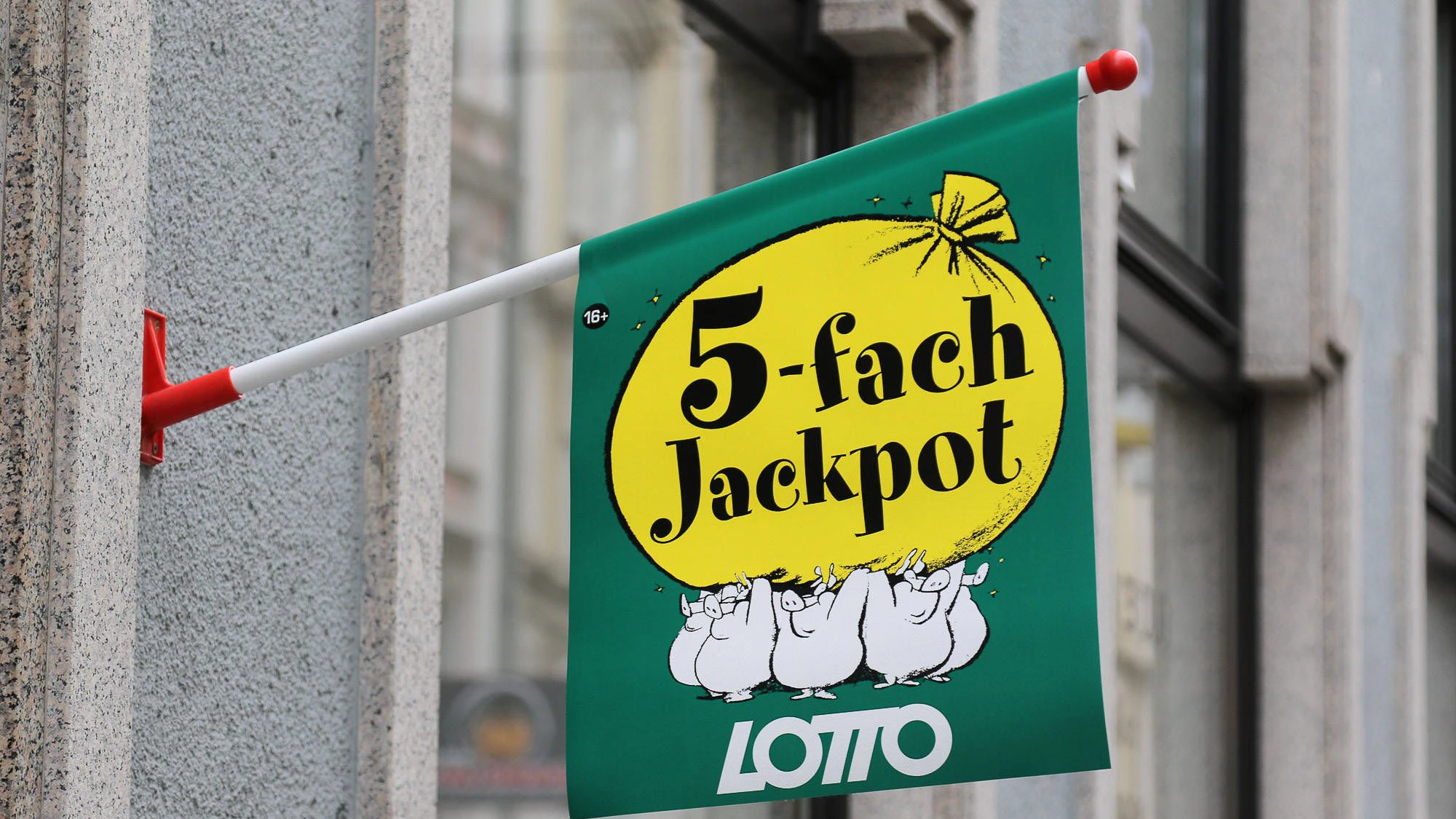 23.02.2023, Braunau am Inn, AUT, Fototermin, Reportage, Verschiedene Themenbilder, im Bild Lotto, Jackpot, 5-fach Jackpot, fünffach, Lottofahne, Gewinn, Lottospielen, Lottosechser, Lottogewinn, Lottojackpot Fahne, *** 23 02 2023, Braunau am Inn, AUT, photo shoot, reportage, various theme images, in the picture lotto, jackpot, 5 times jackpot, five times, lotto flag, win, lotto playing, lotto six, lotto win, lotto jackpot flag,