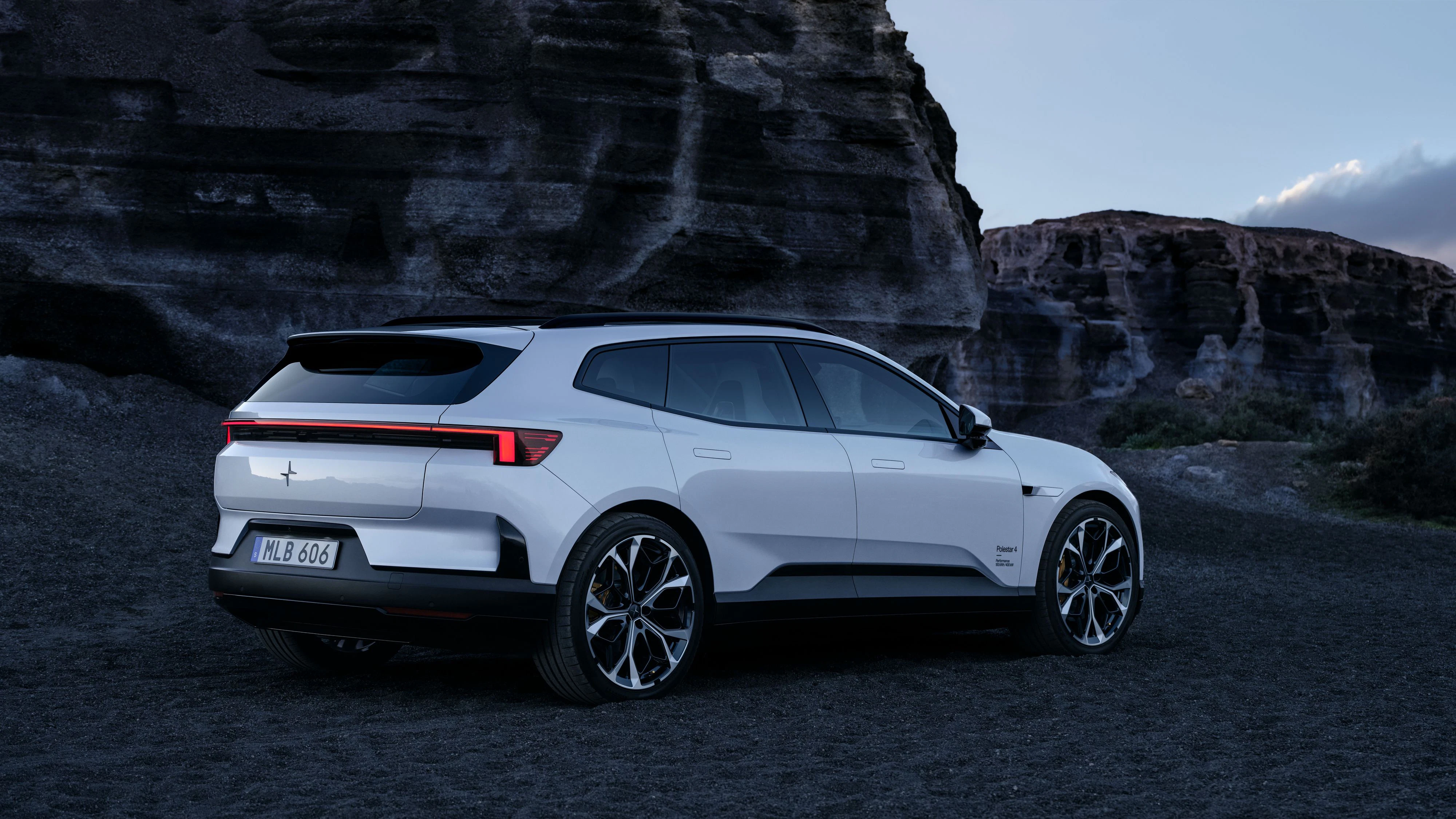 Polestar erweitert die Modellpalette um den Polestar 4 SUV. Der Stromer bietet mehr Platz als das Coupé, bis zu 544 PS und startet in Österreich 57.990 Euro.