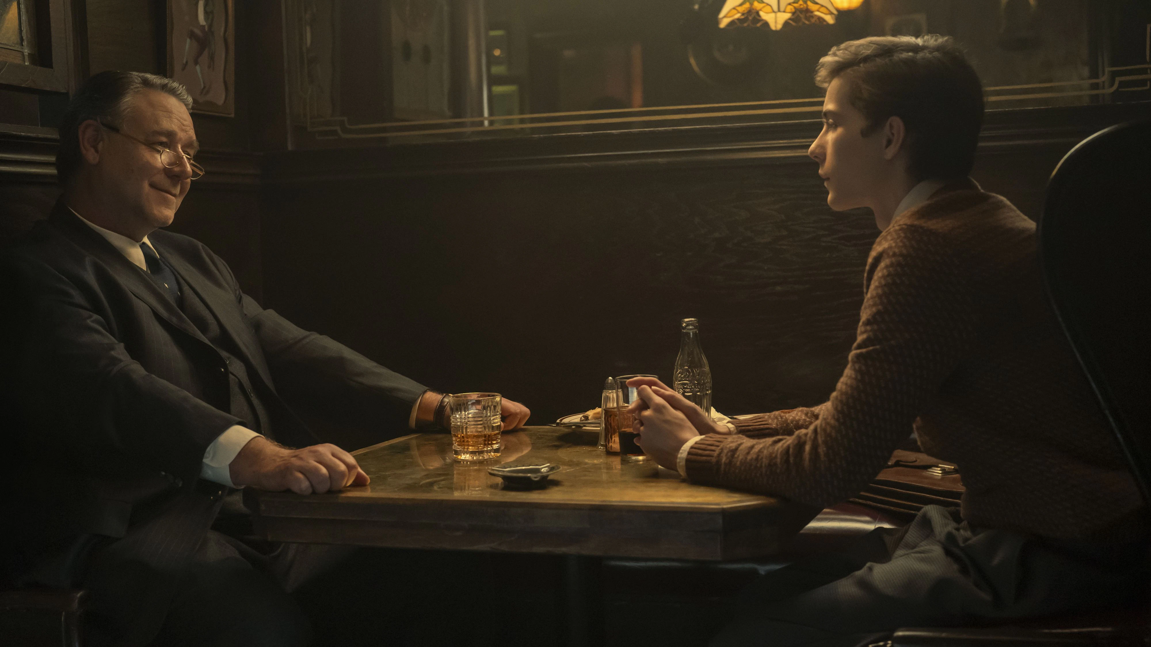 Russell Crowe als Henry Murray und Jacob Tremblay als Ted Kaczynski