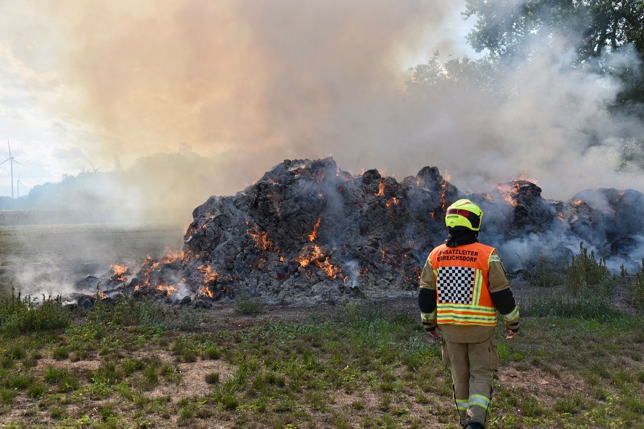 Ein Silohaufen brannte am Mittwoch bei Ebreichsdorf lichterloh.