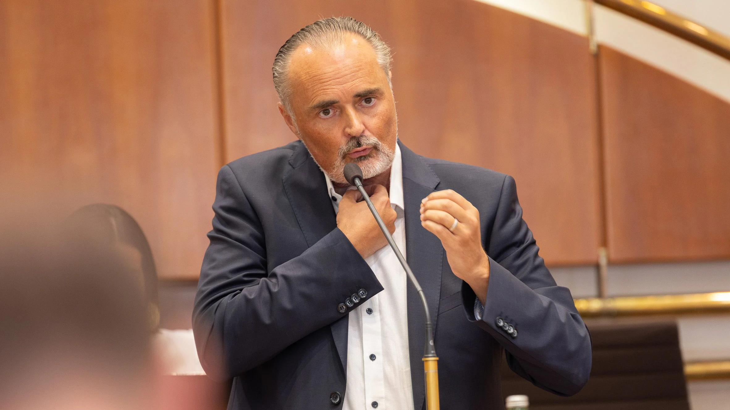 Erster Auftritt von Landeshauptmann Hans Peter Doskozil im burgenländischen Landtag nach seiner Kehlkopfentfernung. 