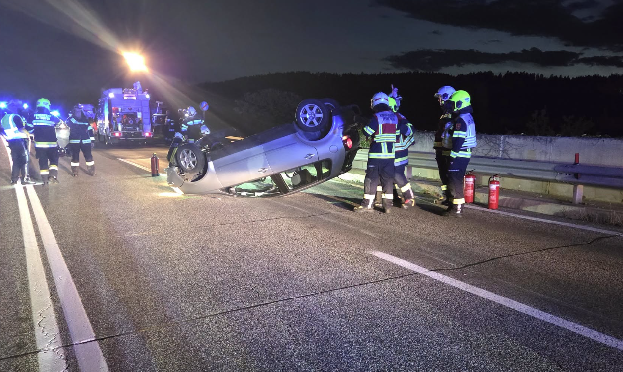 Heute.at - 19-Jährige kommt von Straße ab – Auto überschlägt sich