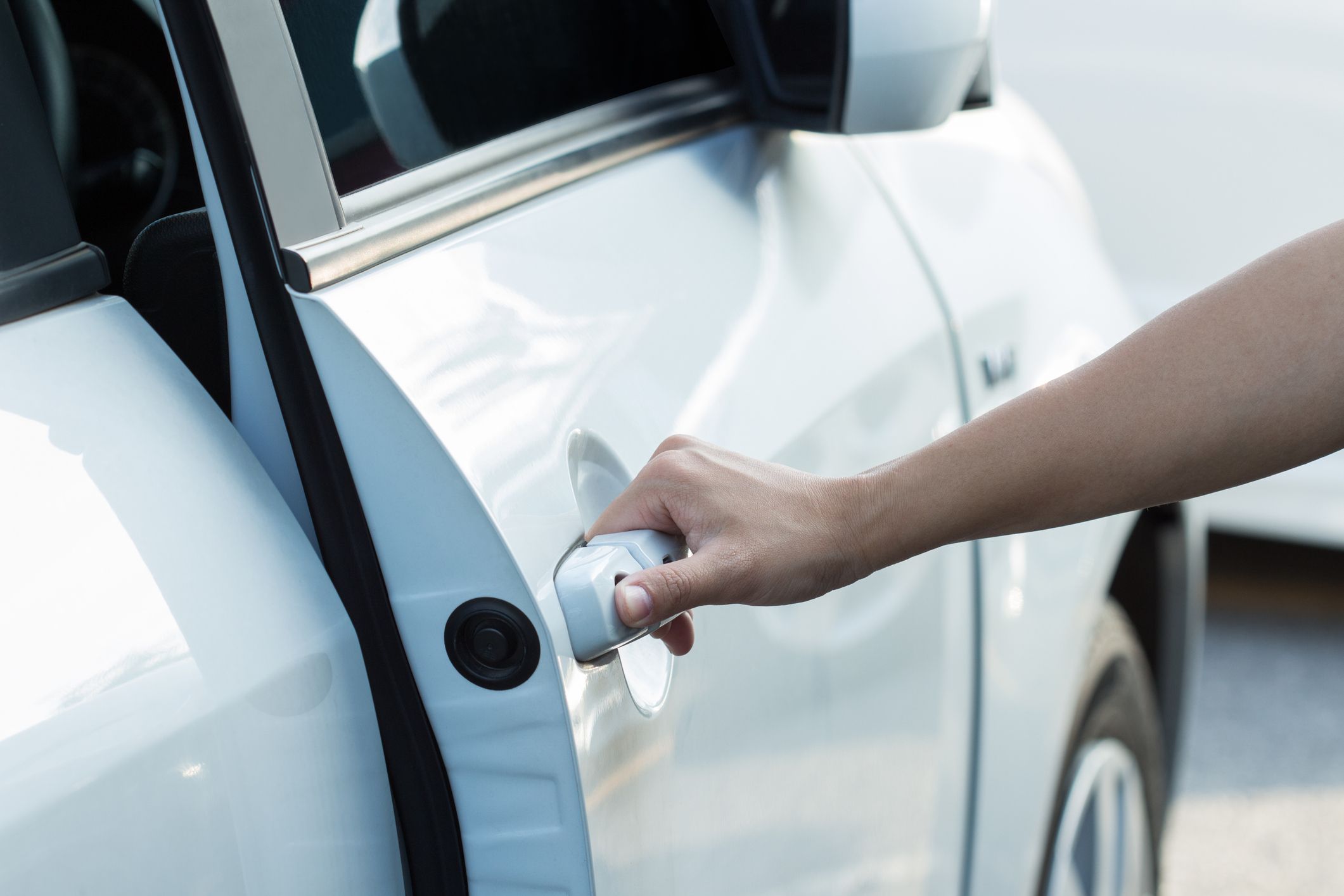 Eine echte Einladung an Diebe: Autos sollten nie unversperrt stehengelassen werden. (Symbolbild)